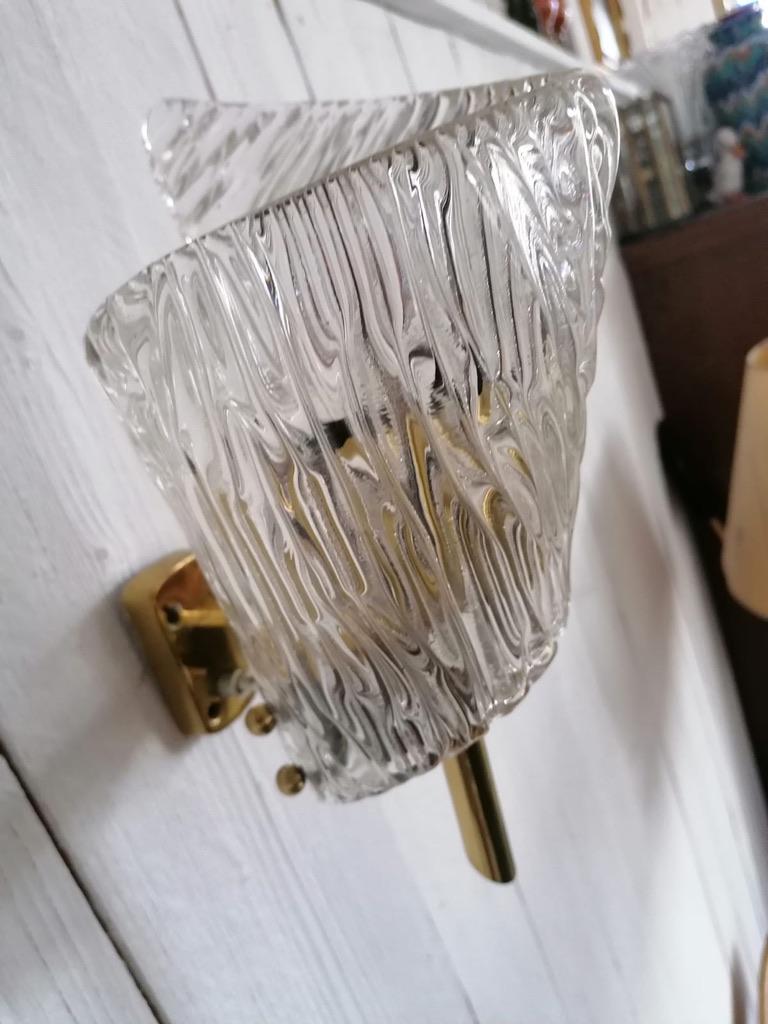 Coppia di lampade da parete in vetro strutturato di metà secolo di J.T. Kalmar in vendita 3