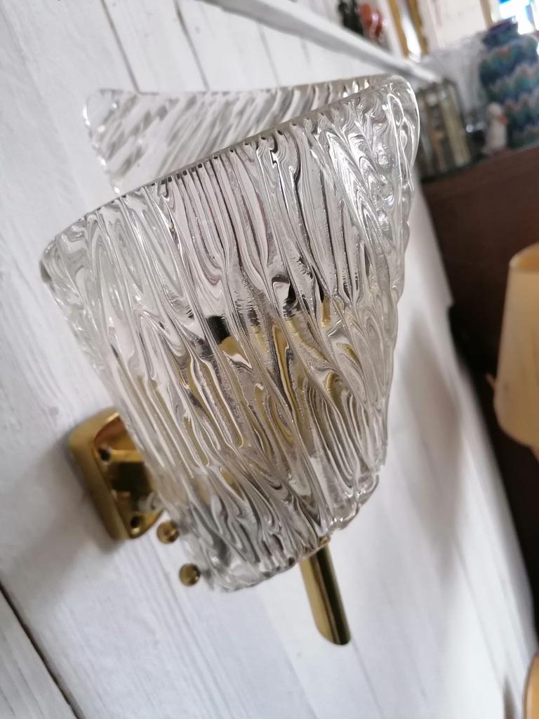 Coppia di lampade da parete in vetro strutturato di metà secolo di J.T. Kalmar in vendita 4