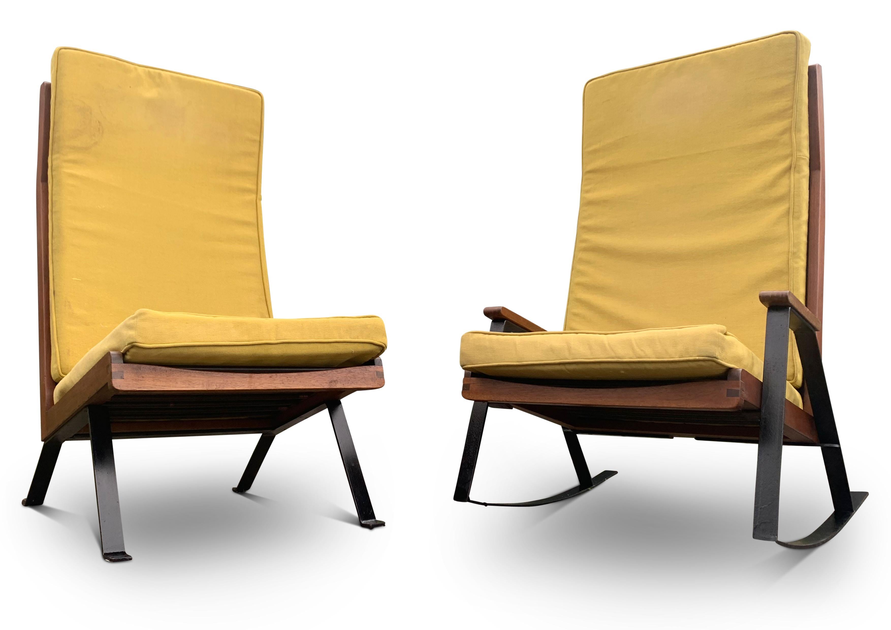 Coppia di sedie a conchiglia di metà secolo in teak e acciaio ebanizzato con cuscini imbottiti che ricordano i design di Gerrit Rietveld & Joseph Andre Motte per Artifort

La costruzione è molto semplice ma pulita, sofisticata e non usuale, grazie