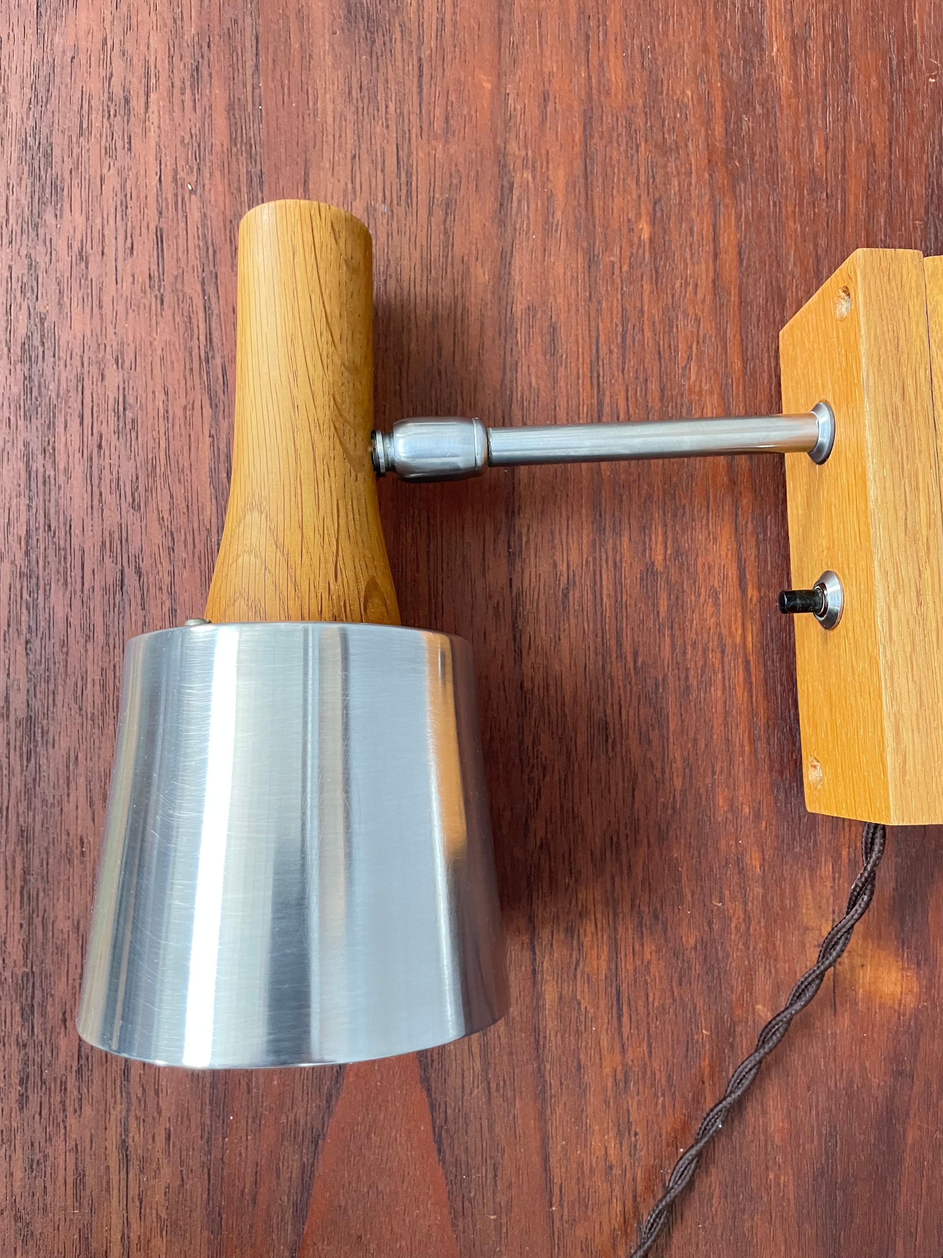 Coppia di lampade da parete del metà del secolo scorso di Lyfa of Denmark in teak in vendita 2