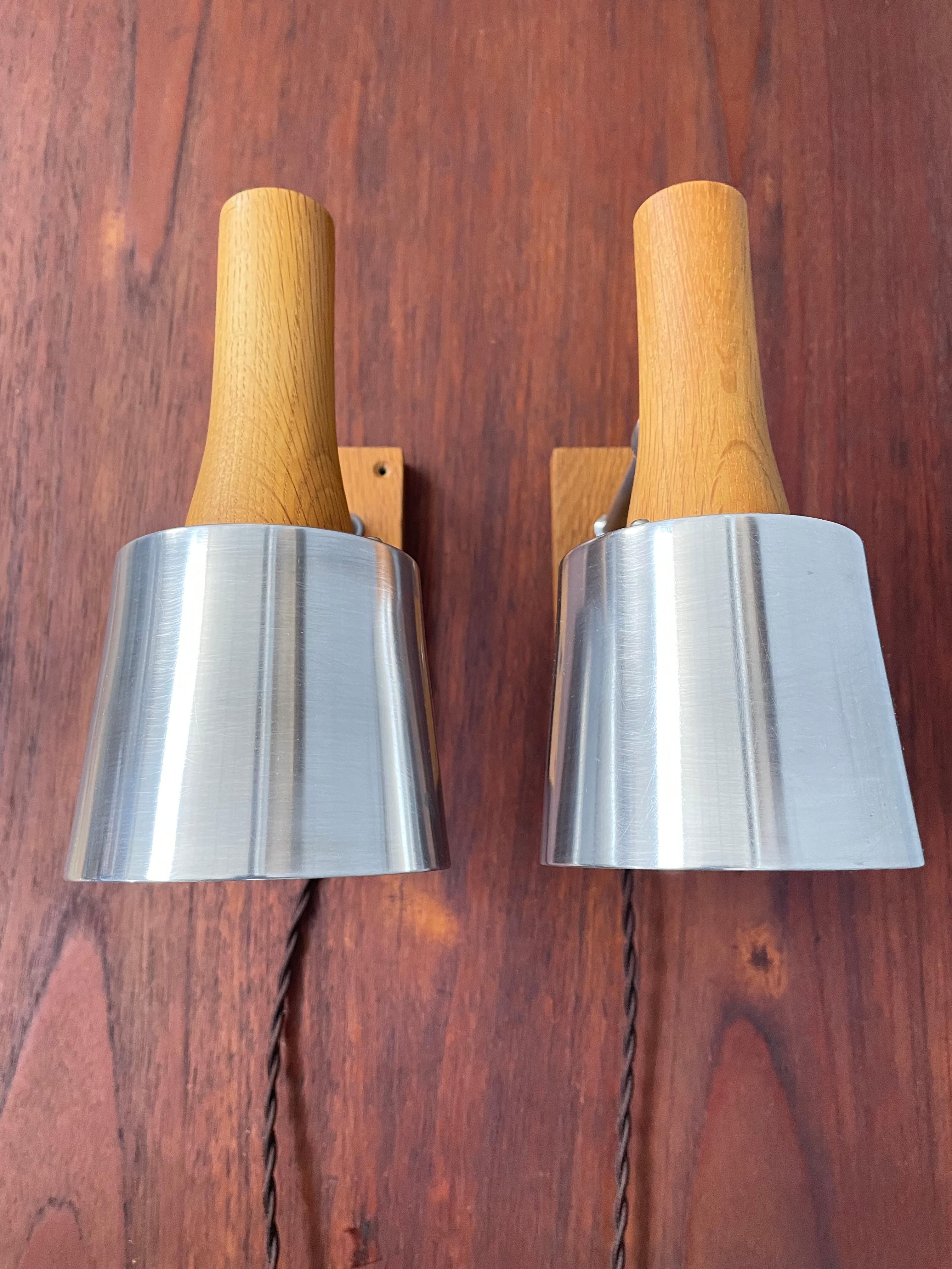 Mid-Century moderno Coppia di lampade da parete del metà del secolo scorso di Lyfa of Denmark in teak in vendita