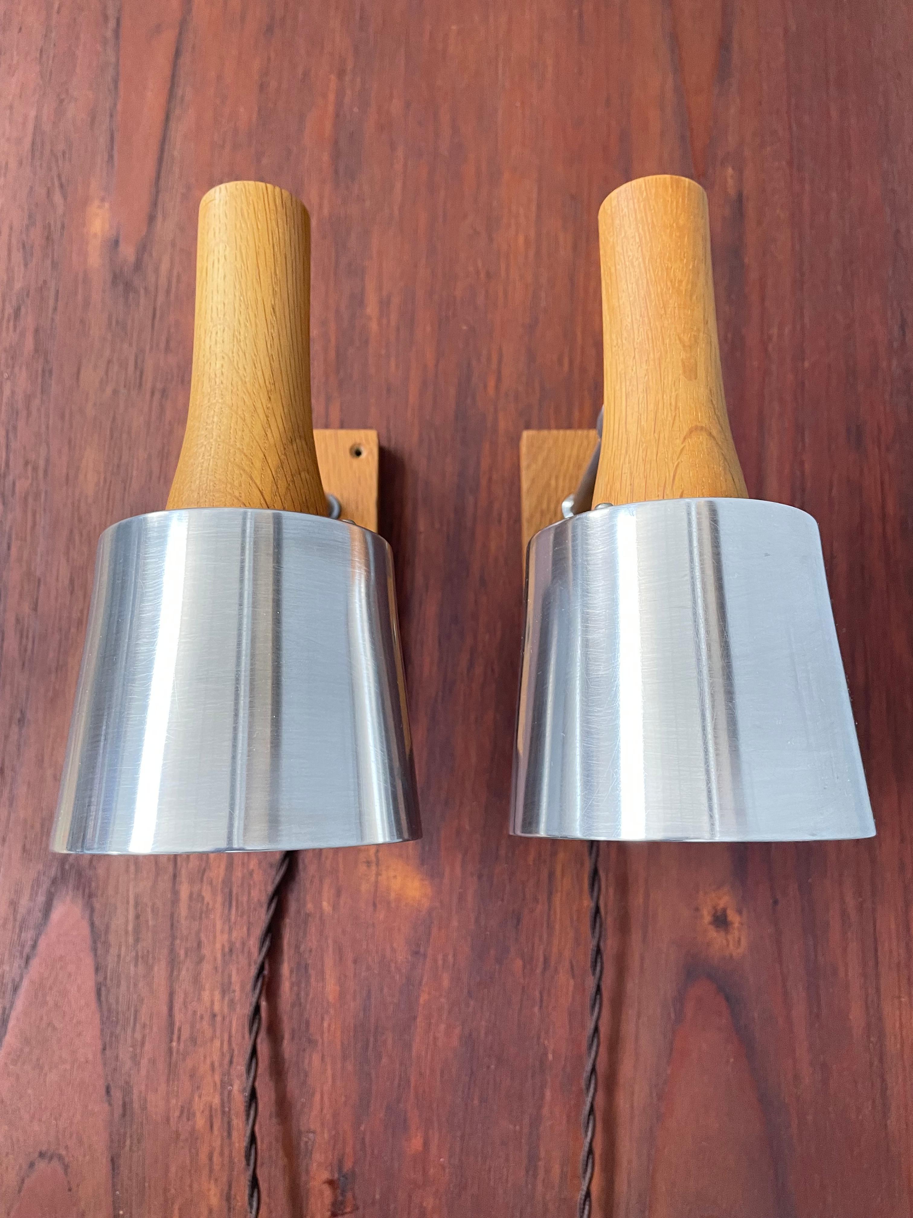 Danese Coppia di lampade da parete del metà del secolo scorso di Lyfa of Denmark in teak in vendita