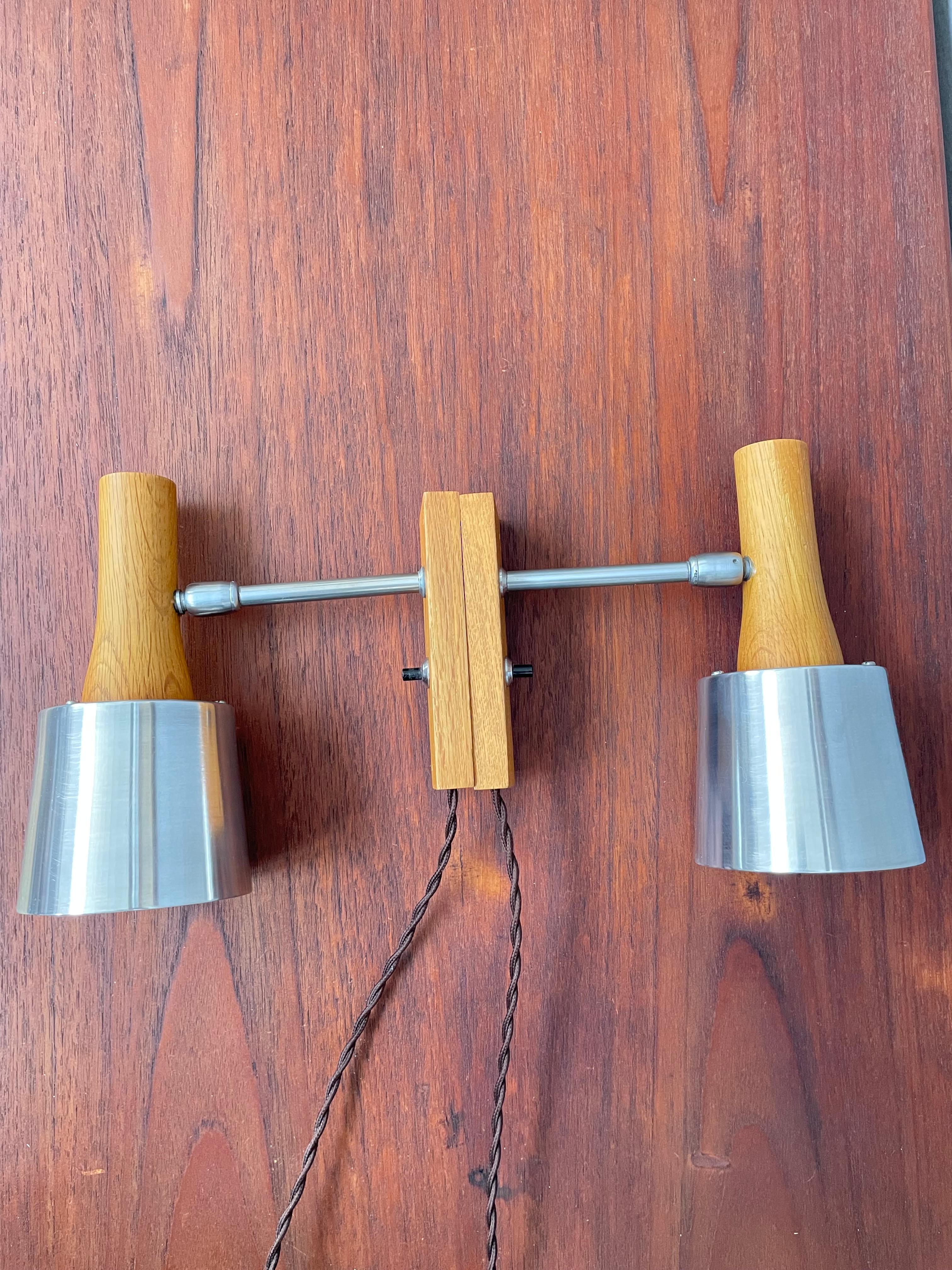 Alluminio Coppia di lampade da parete del metà del secolo scorso di Lyfa of Denmark in teak in vendita