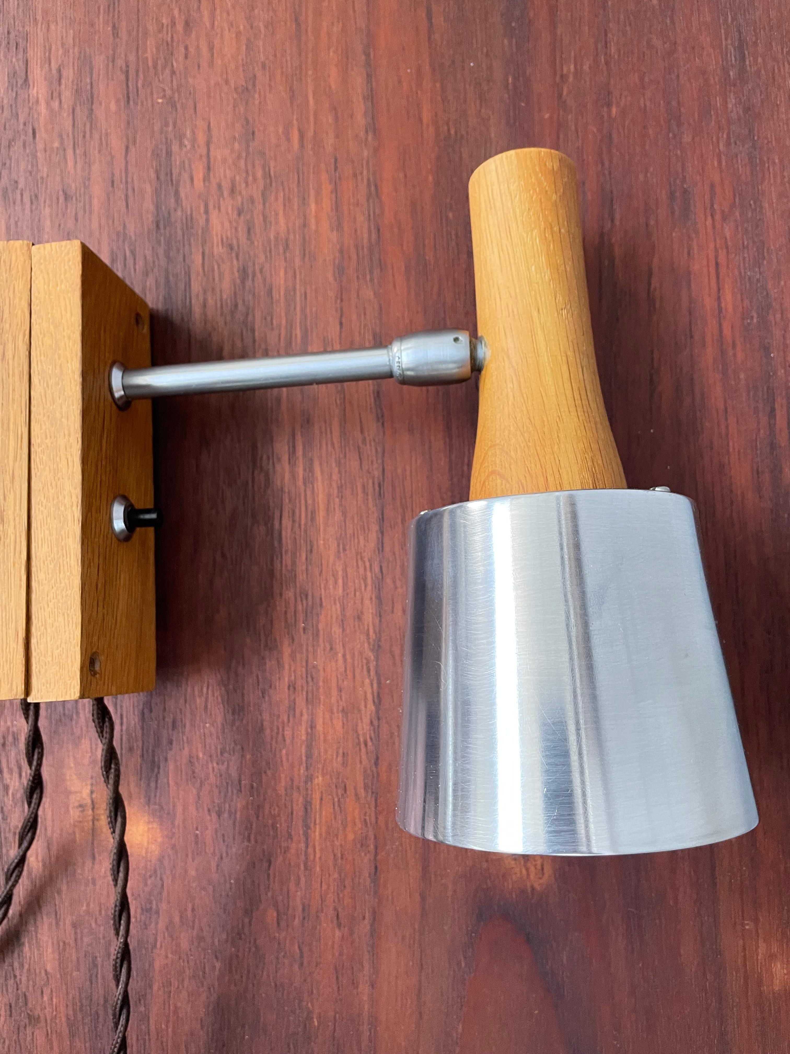 Coppia di lampade da parete del metà del secolo scorso di Lyfa of Denmark in teak in vendita 1