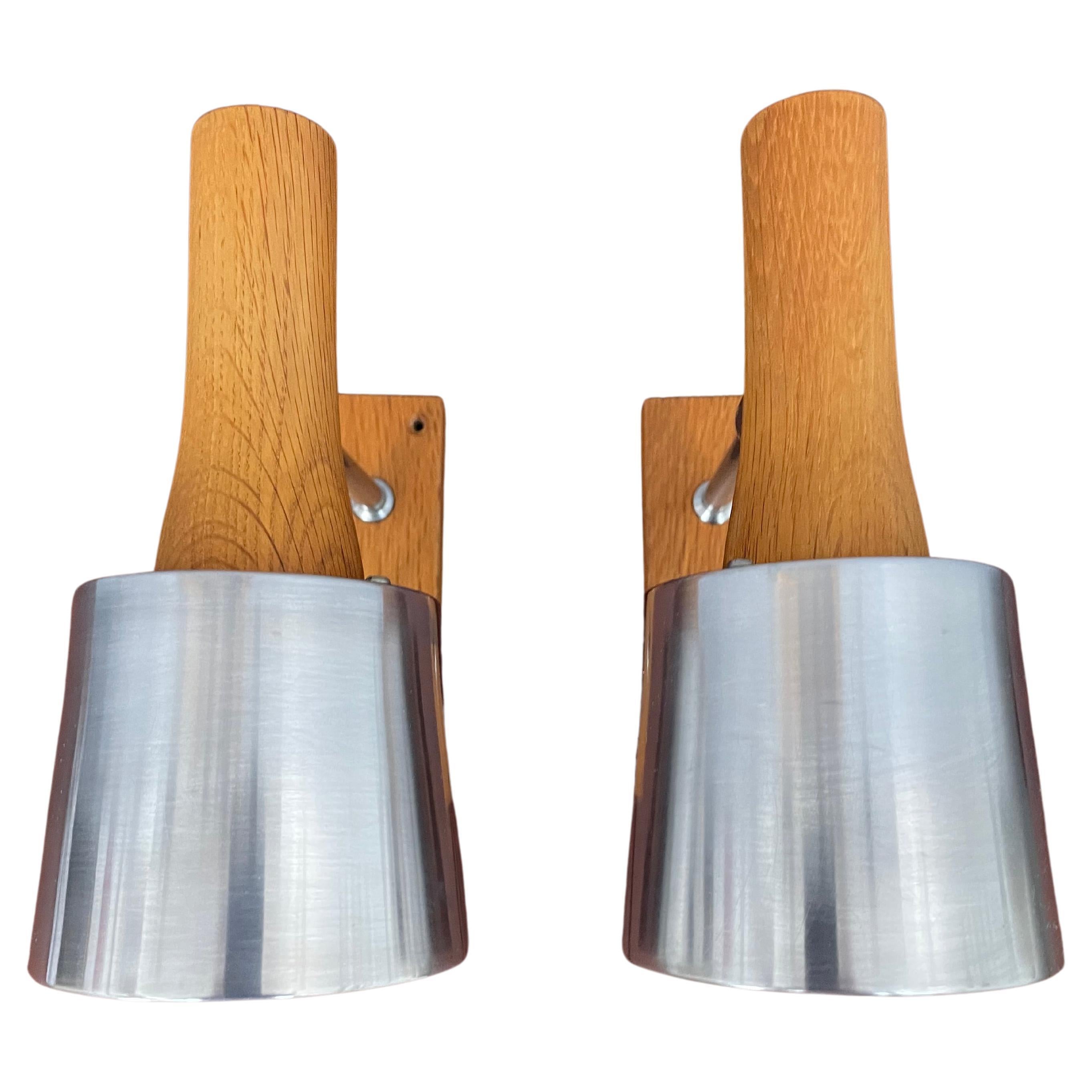 Coppia di lampade da parete del metà del secolo scorso di Lyfa of Denmark in teak in vendita