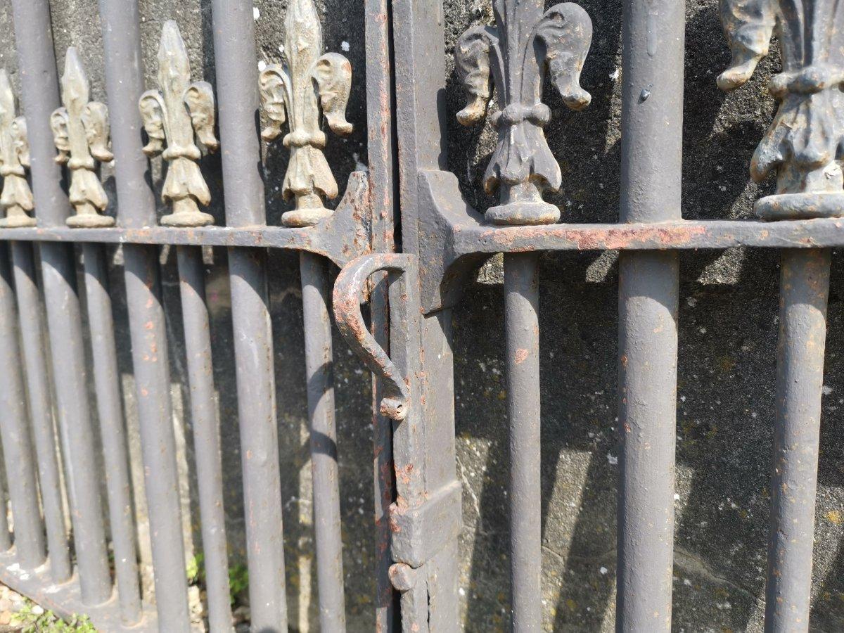Pair of Mid to Late Victorian Cast Iron Gates with Fluer De Lys Finials 2