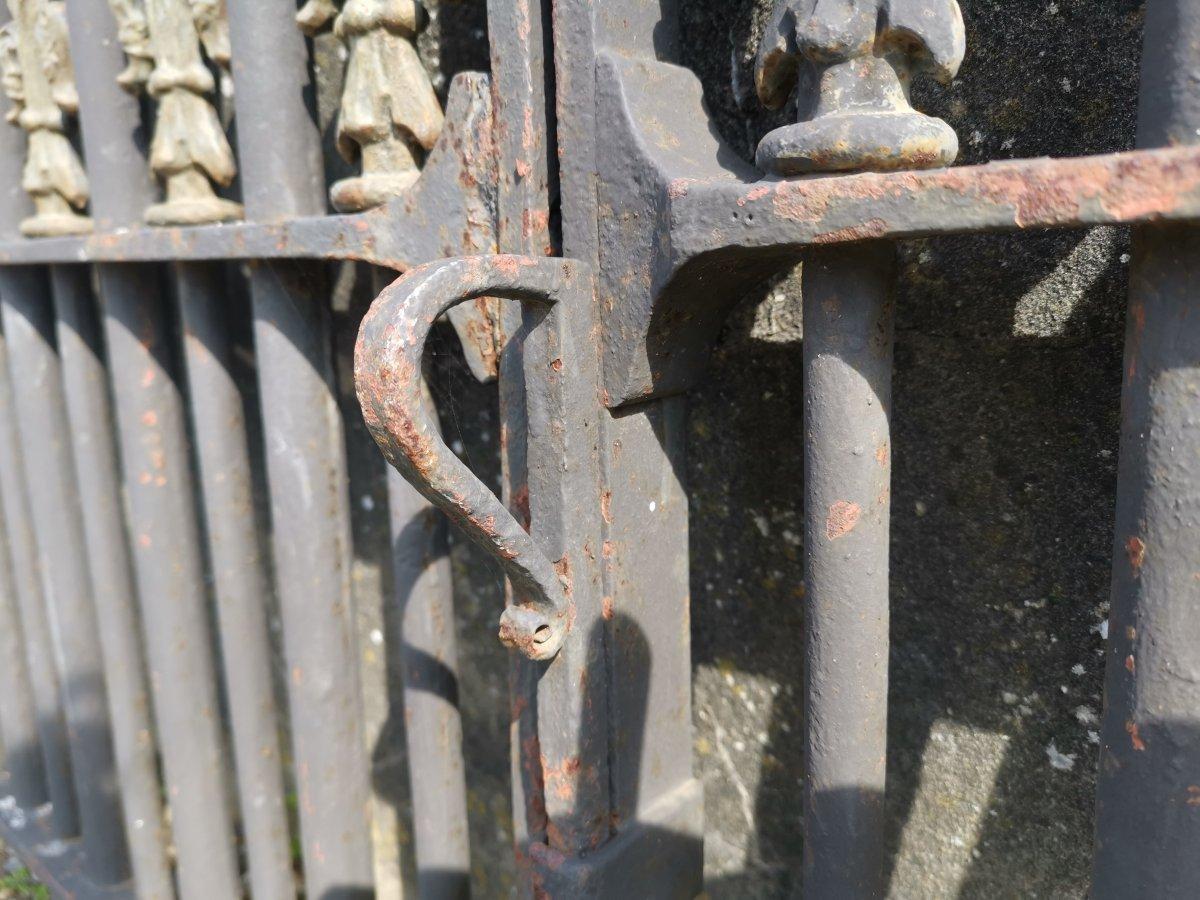 Pair of Mid to Late Victorian Cast Iron Gates with Fluer De Lys Finials 3