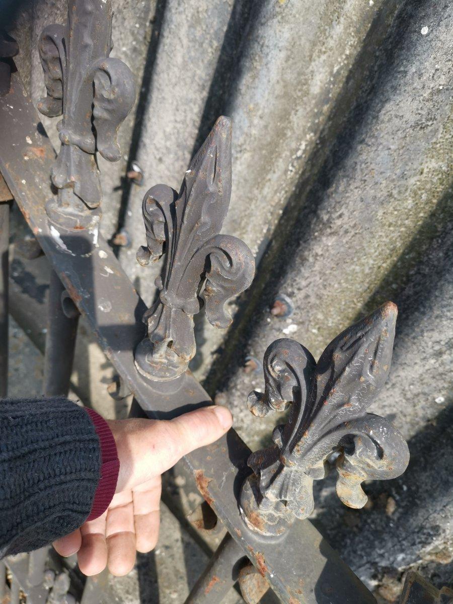 Pair of Mid to Late Victorian Cast Iron Gates with Fluer De Lys Finials 4