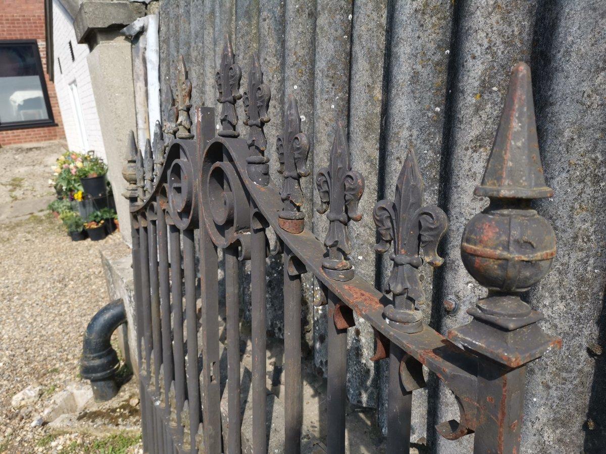 Pair of Mid to Late Victorian Cast Iron Gates with Fluer De Lys Finials In Good Condition In London, GB