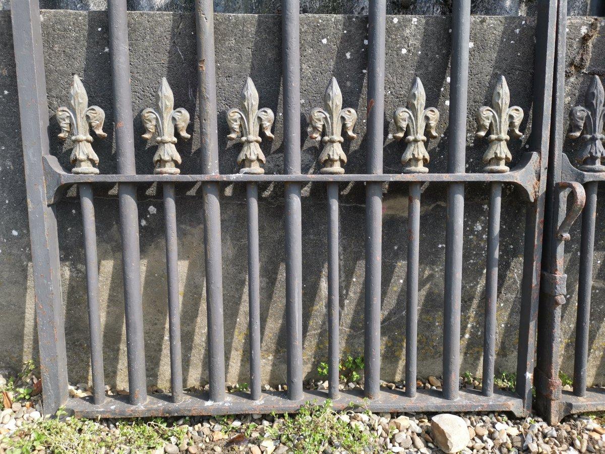 Late 19th Century Pair of Mid to Late Victorian Cast Iron Gates with Fluer De Lys Finials