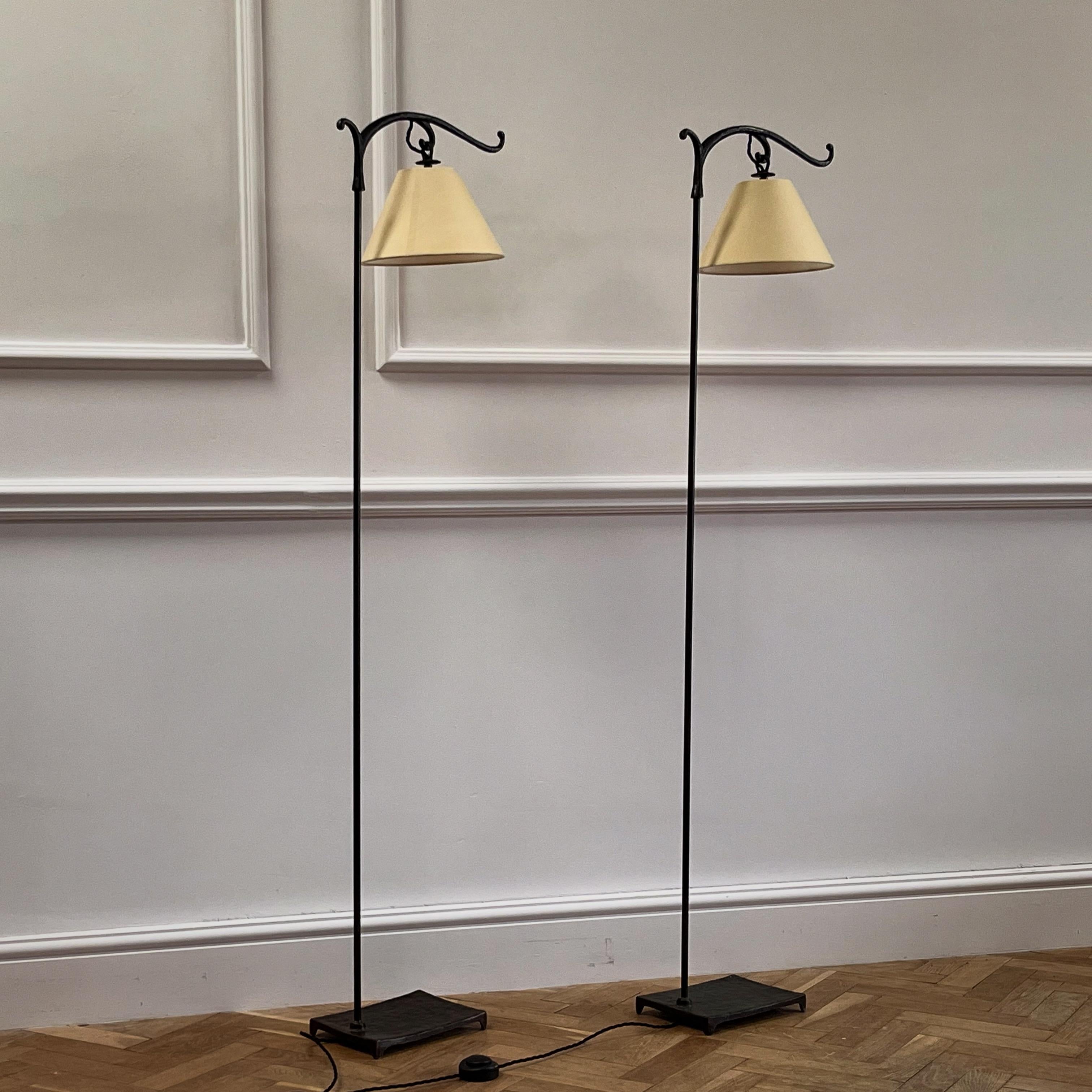 Una coppia di lampade standard, nello stile dei lampioni con staffe nouveau sopra paralumi in tela e con una silhouette delicata - buon peso e qualità con finitura in bronzo antico. 

Francese, metà del XX secolo

H. H. 158 x L. 36,5 x P. 19 cm 
