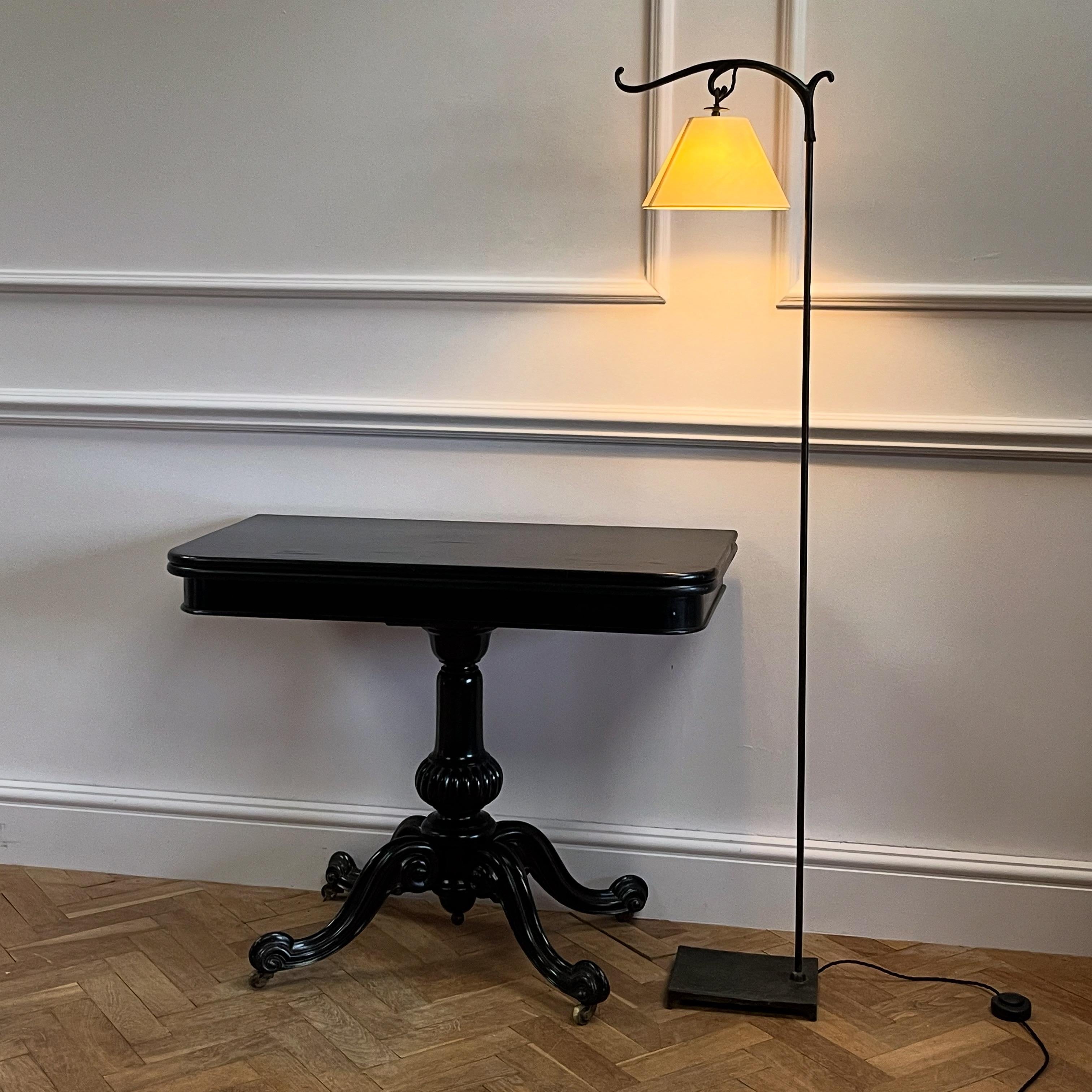 Francese Coppia di lampade in bronzo della metà del XX secolo in vendita