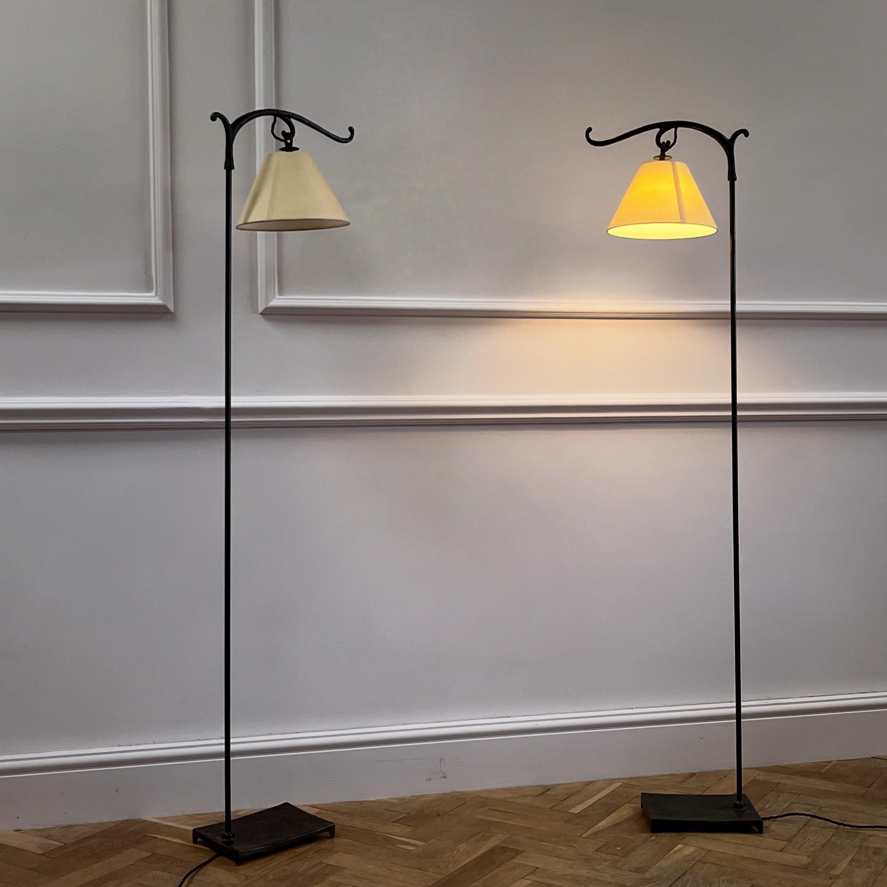 Coppia di lampade in bronzo della metà del XX secolo In condizioni buone in vendita a London, GB