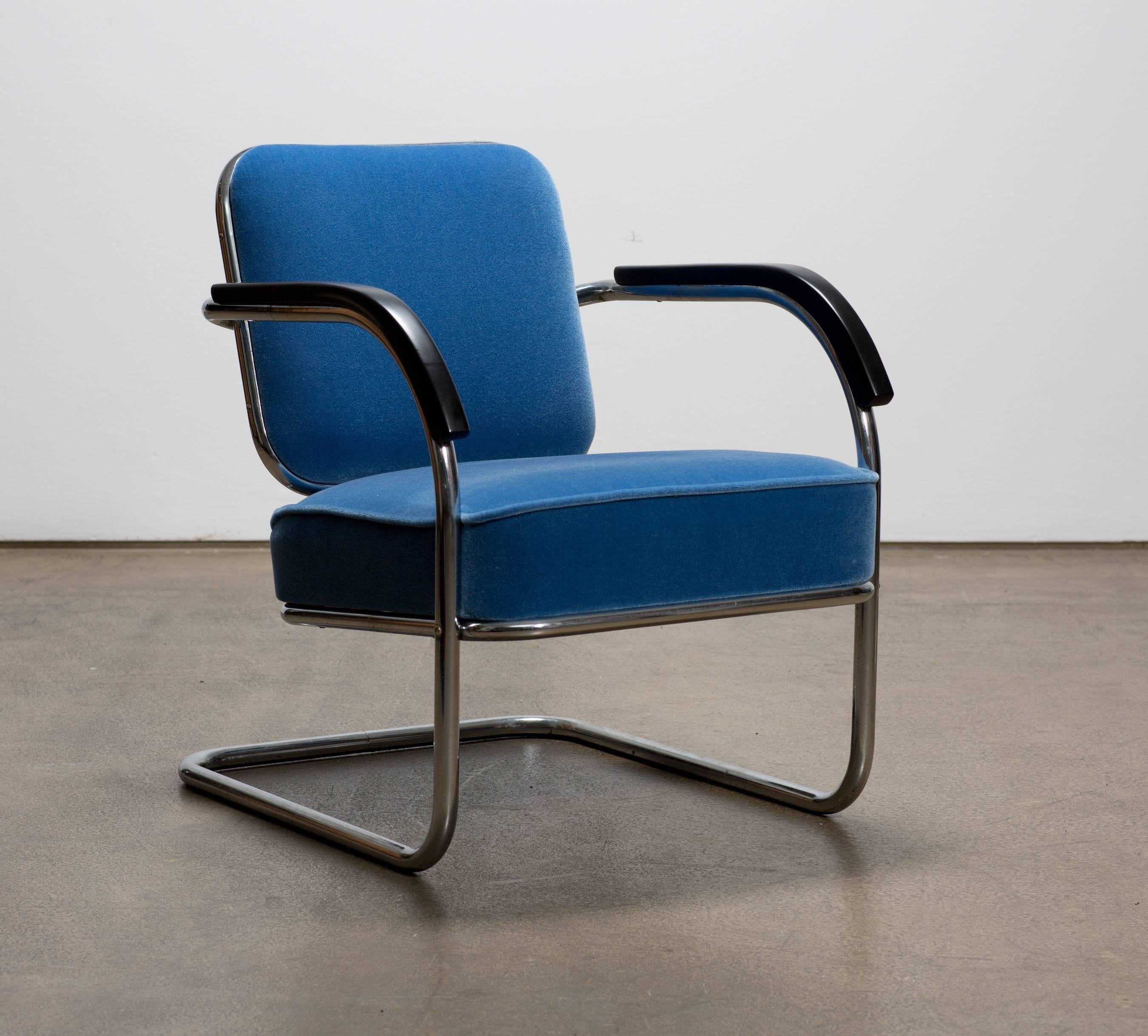 A pair of original tubular steel armchairs from the 1930s. The swedish cantilever armchairs have a tubular steel frame and are upholstered with a light blue Mohair fabric.
The original armrests are made from beech and are lacquered black with a matt