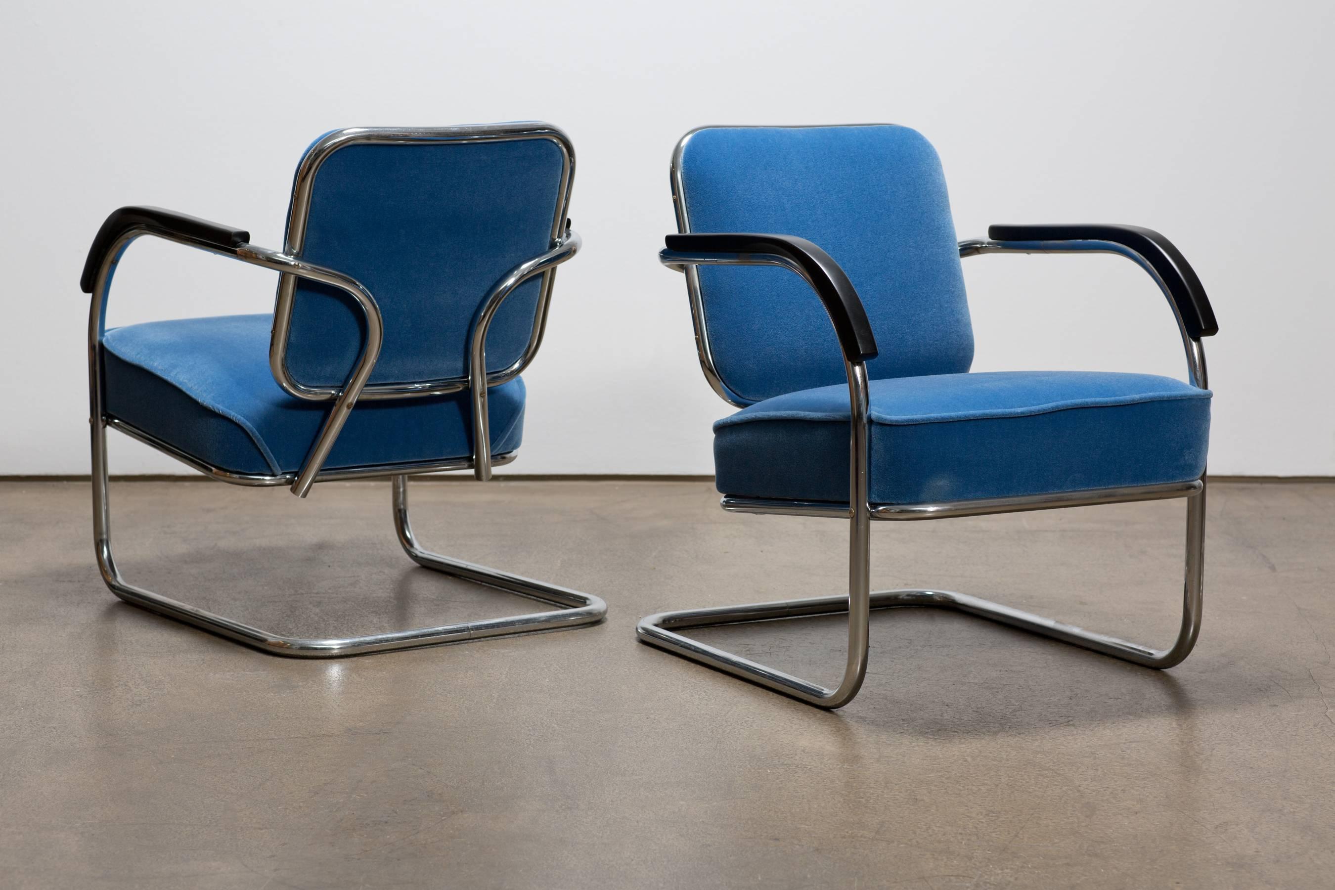 A Pair of Midcentury Cantilever Tubular Steel Armchairs with Mohair Upholstery (Mitte des 20. Jahrhunderts)