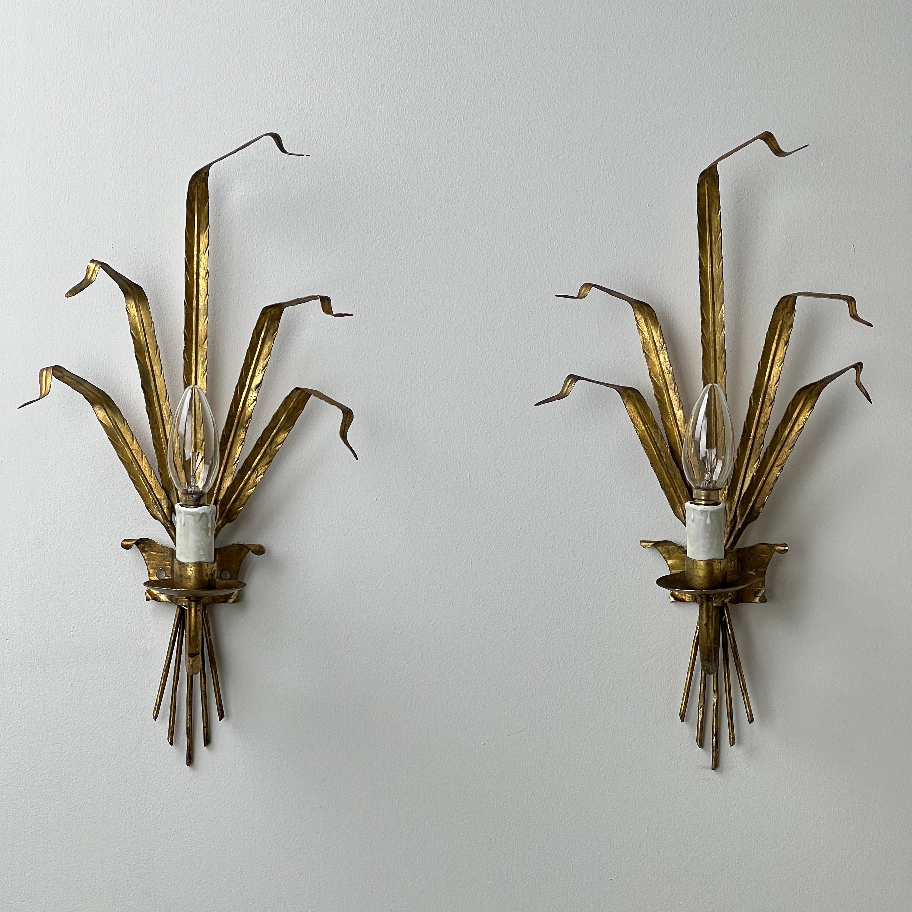 Pareja de apliques de Toleware dorado de mediados de siglo.

Los apliques, elegantes y de líneas limpias, están diseñados como un racimo de hojas de trigo, cuyos tallos fruncidos forman la parte inferior. La placa trasera decorativa presenta un