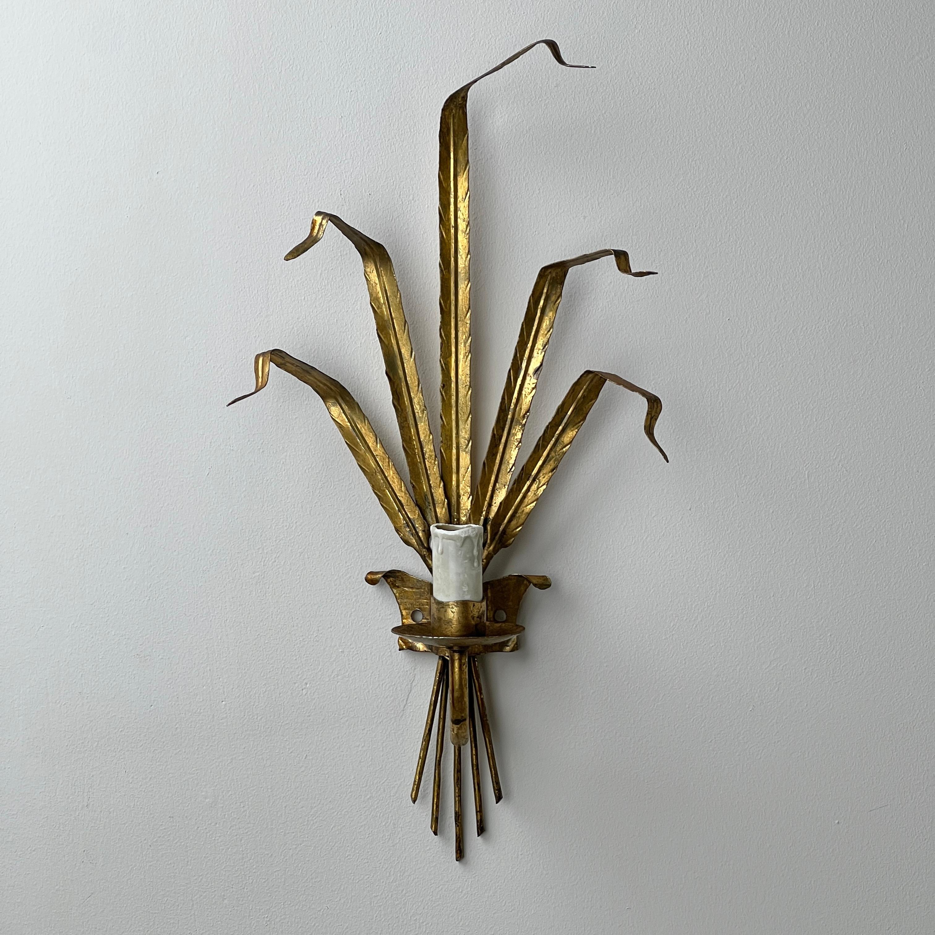 Un par de  Apliques de Toleware Dorado de Mediados de Siglo Moderno de mediados de siglo en venta