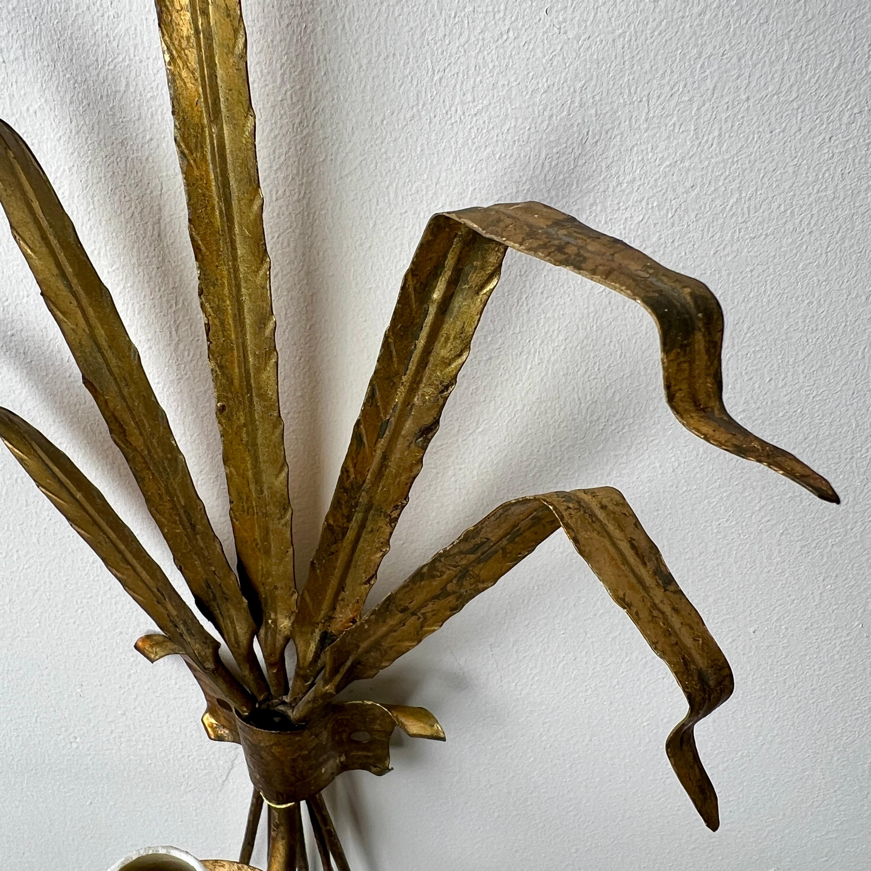 Un par de  Apliques de Toleware Dorado de Mediados de Siglo siglo XX en venta