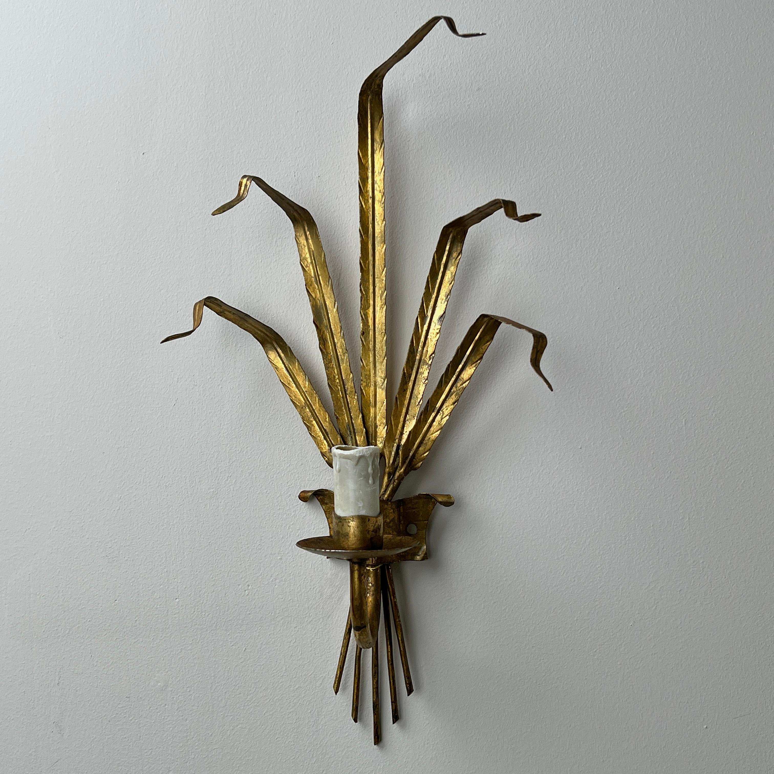 Un par de  Apliques de Toleware Dorado de Mediados de Siglo Metal en venta