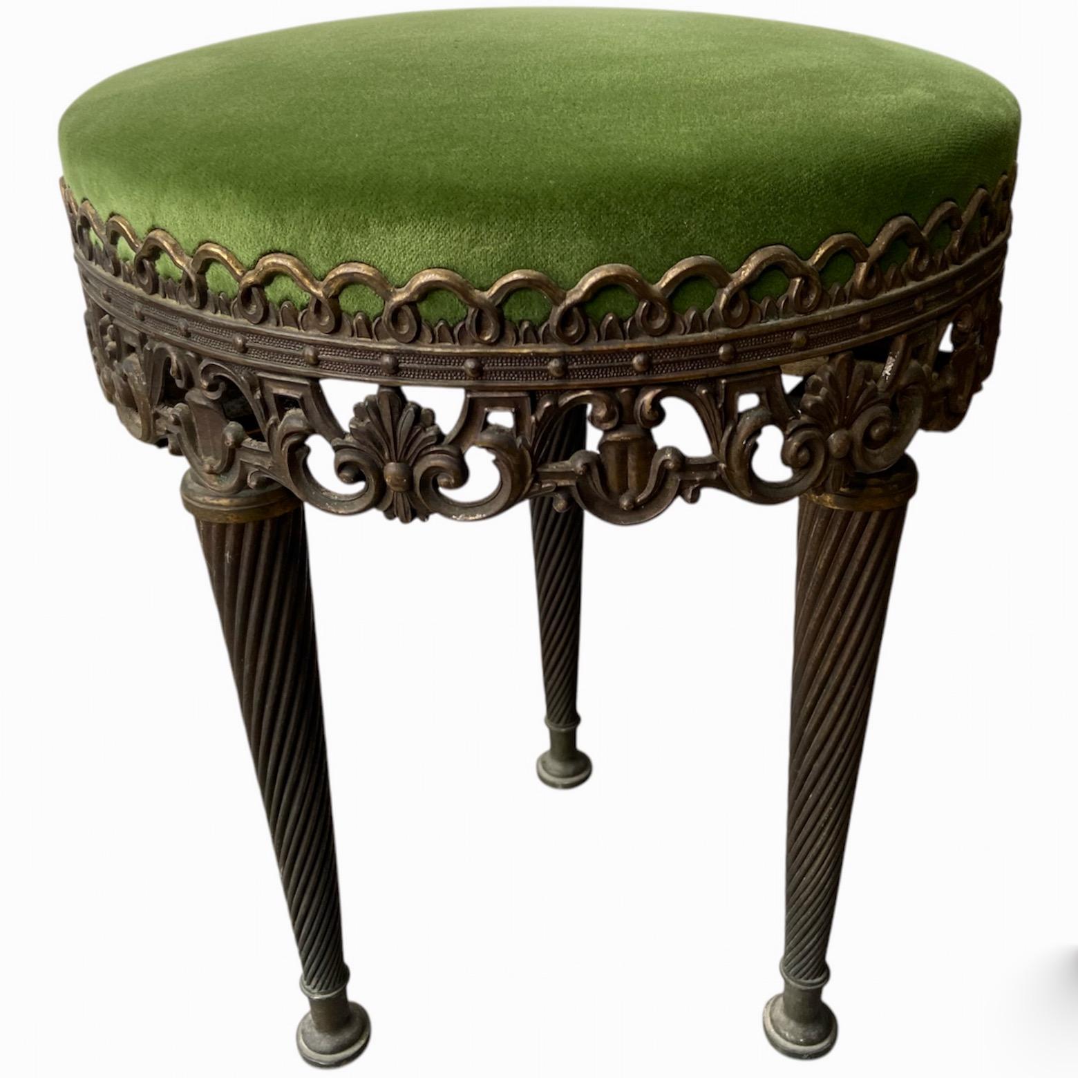 Paire de tabourets italiens du milieu du siècle dernier en laiton et velours vert en vente 4