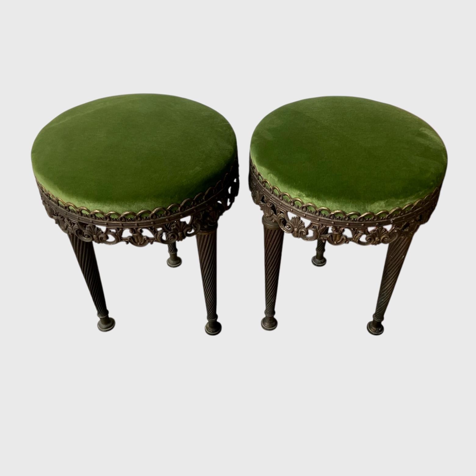Paire de tabourets italiens du milieu du siècle dernier en laiton et velours vert en vente 5