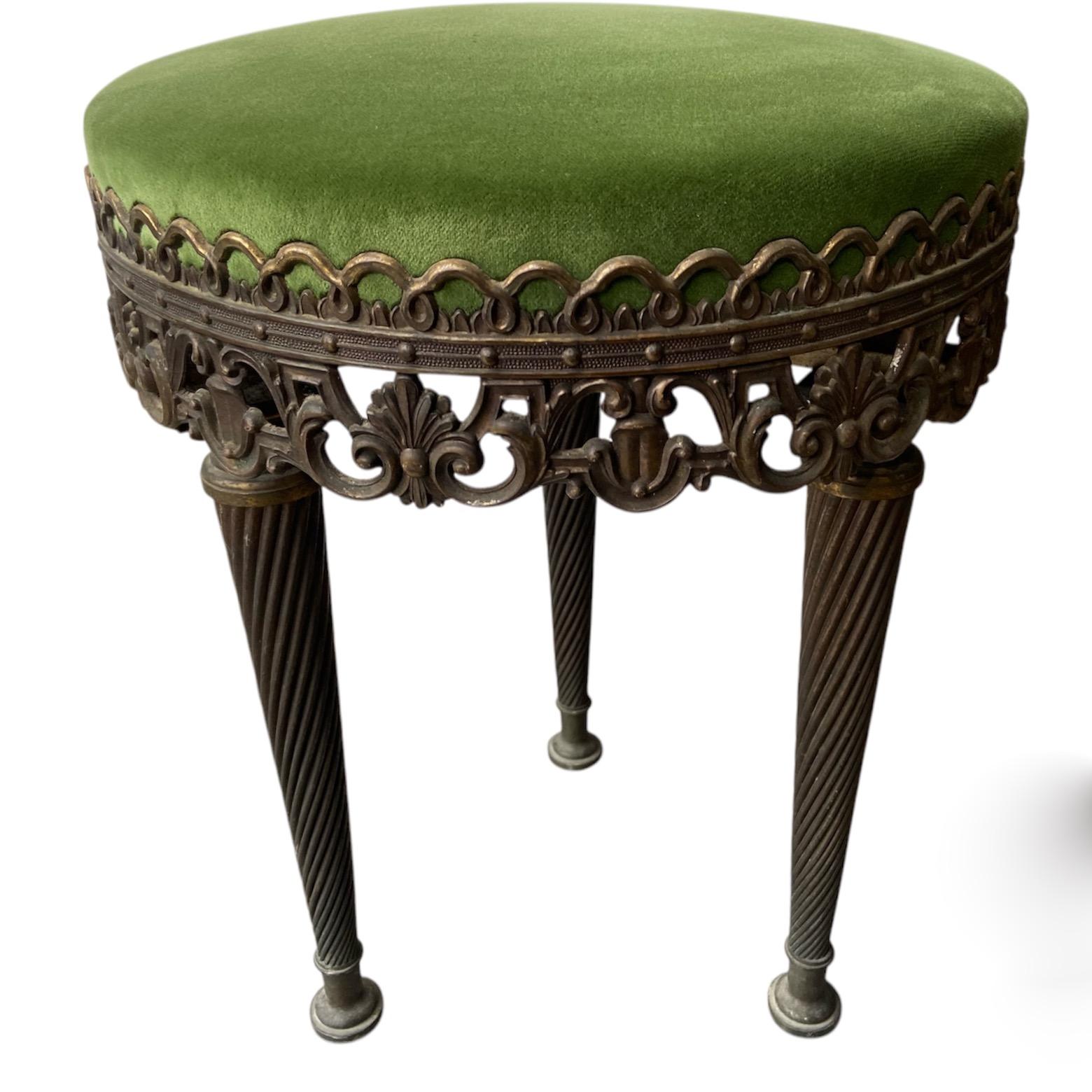 Paire de tabourets italiens du milieu du siècle en laiton et velours vert.
Assise en velours vert foncé, entourée d'une couronne en laiton, sur 3 pieds en laiton torsadé.
Prix et vente par paire.
Veuillez noter que le délai de traitement est souvent