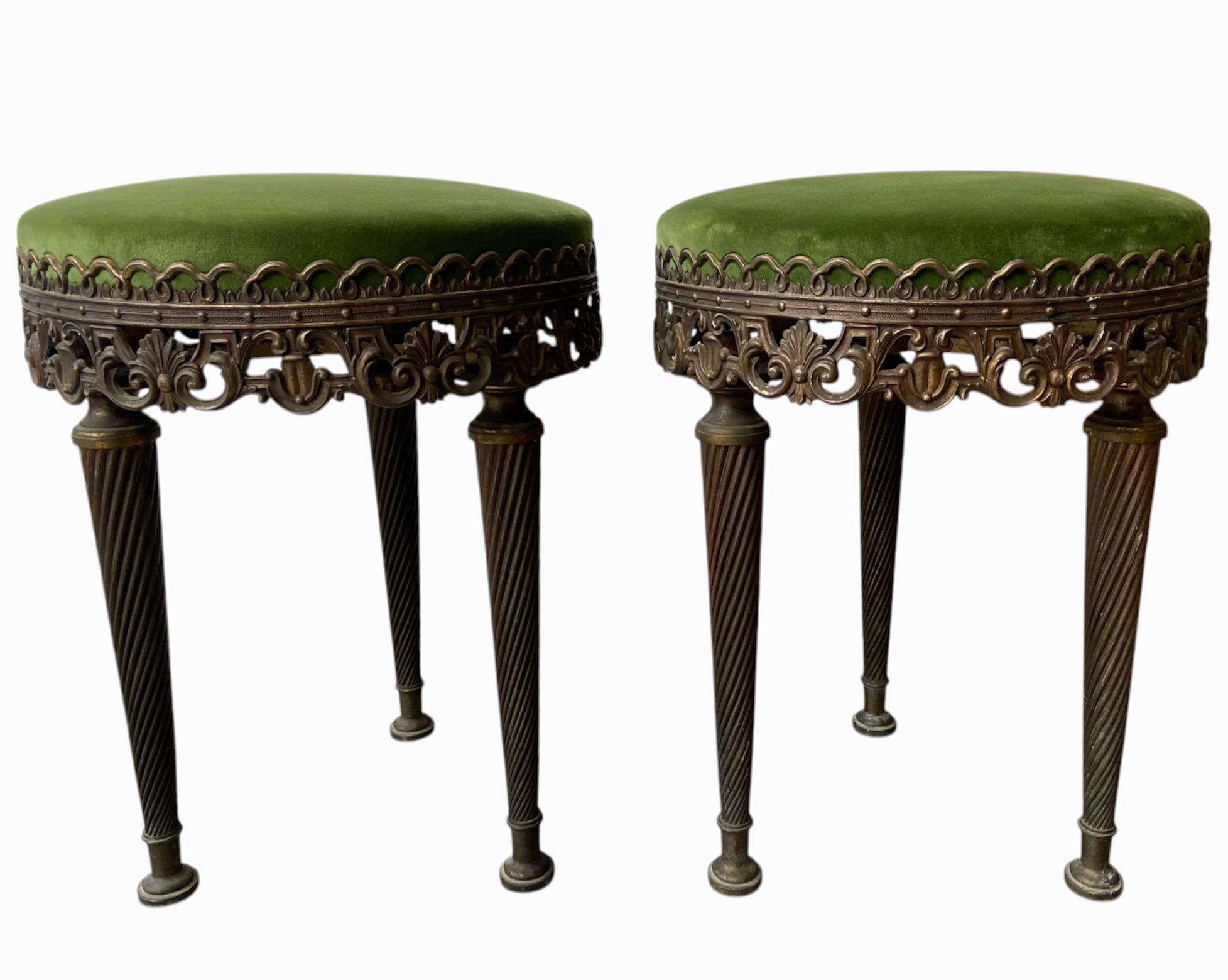 Hollywood Regency Paire de tabourets italiens du milieu du siècle dernier en laiton et velours vert en vente