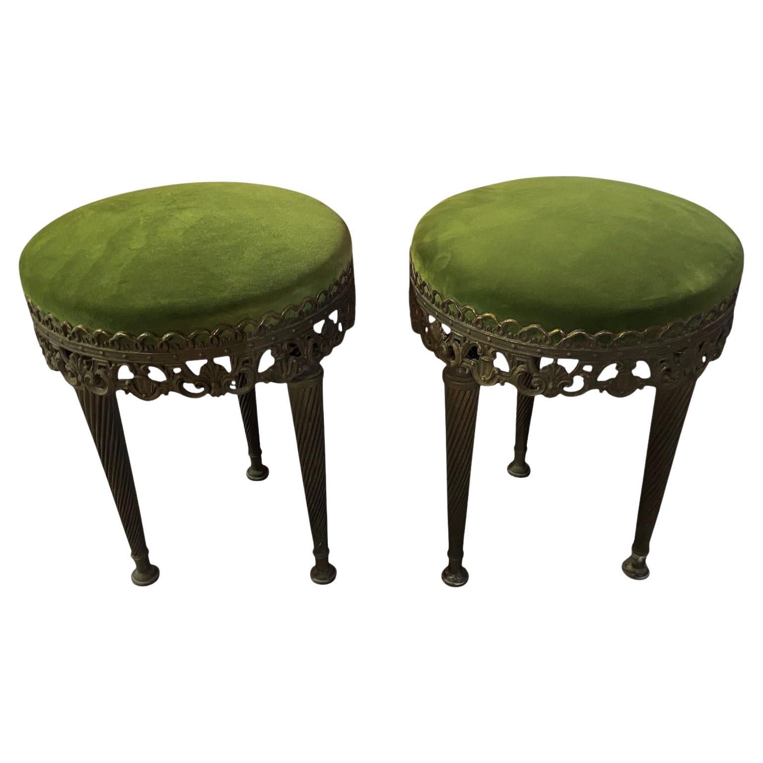 Paire de tabourets italiens du milieu du siècle dernier en laiton et velours vert Bon état - En vente à London, Fitzrovia