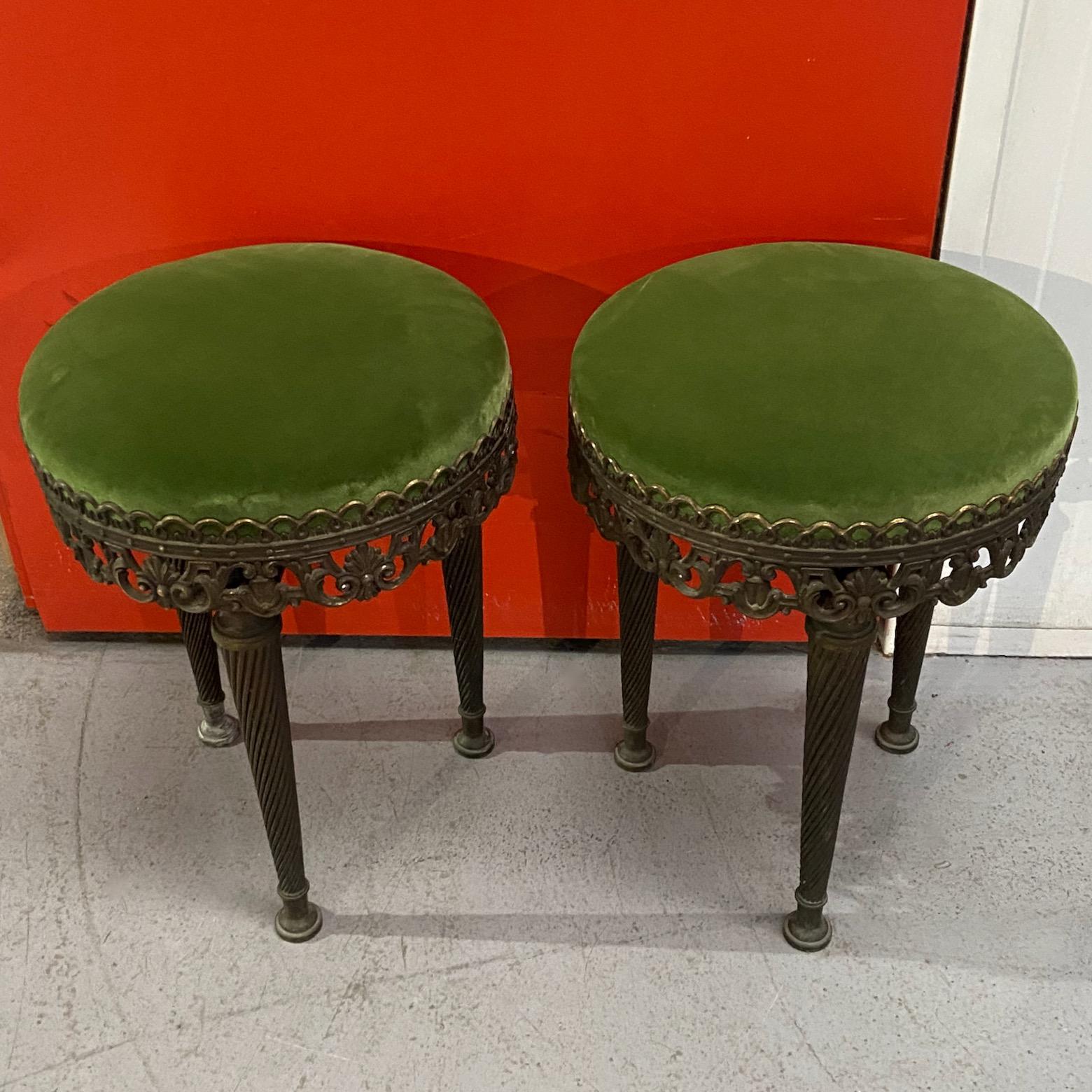 20ième siècle Paire de tabourets italiens du milieu du siècle dernier en laiton et velours vert en vente