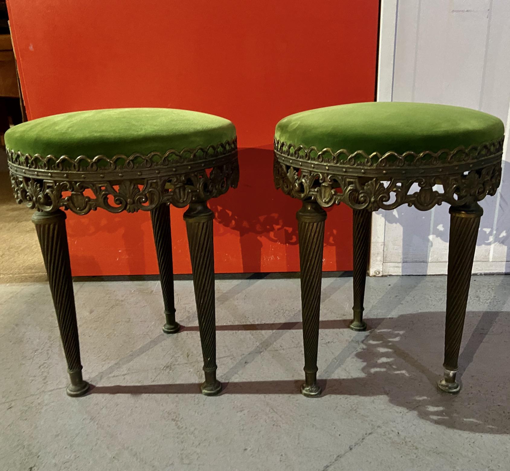Paire de tabourets italiens du milieu du siècle dernier en laiton et velours vert en vente 1