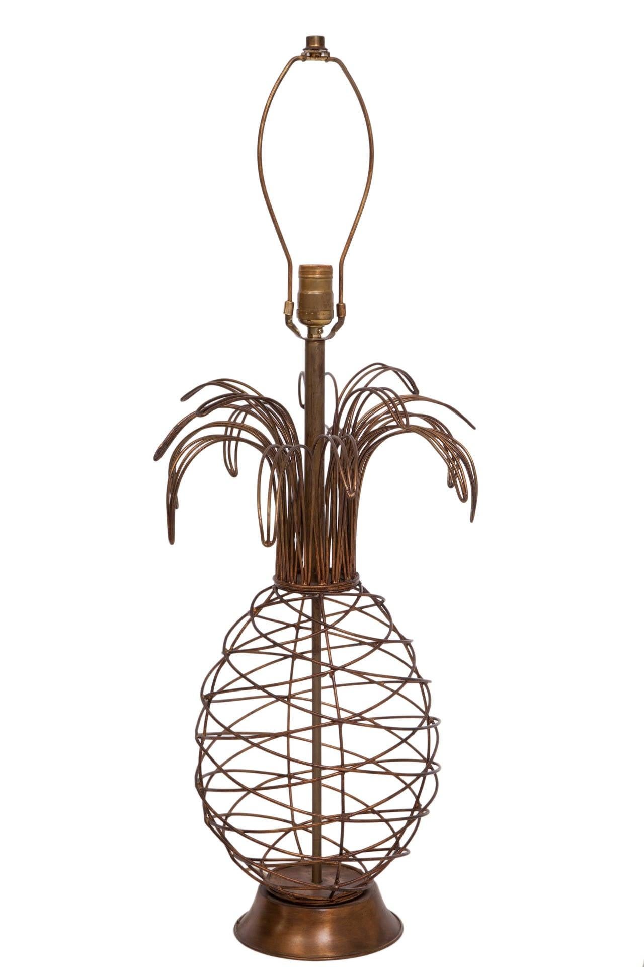 A Pair of Midcentury Metal Wire Pineapple Form Table Lamps In Good Condition In New York, NY