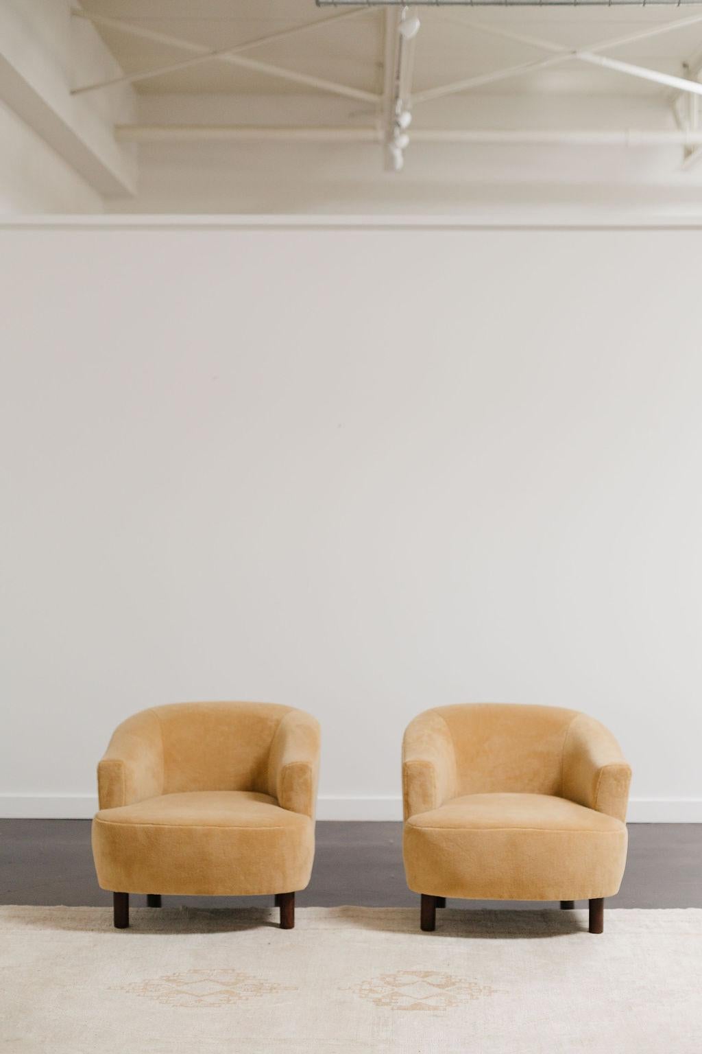 Ces chaises longues à dossier en tonneau du milieu du siècle de Selig Furniture Company rendent hommage à leur revêtement d'origine avec une touche de modernité. Revitalisées avec un tissu contemporain Zak + Fox dans un jaune poussiéreux atténué,