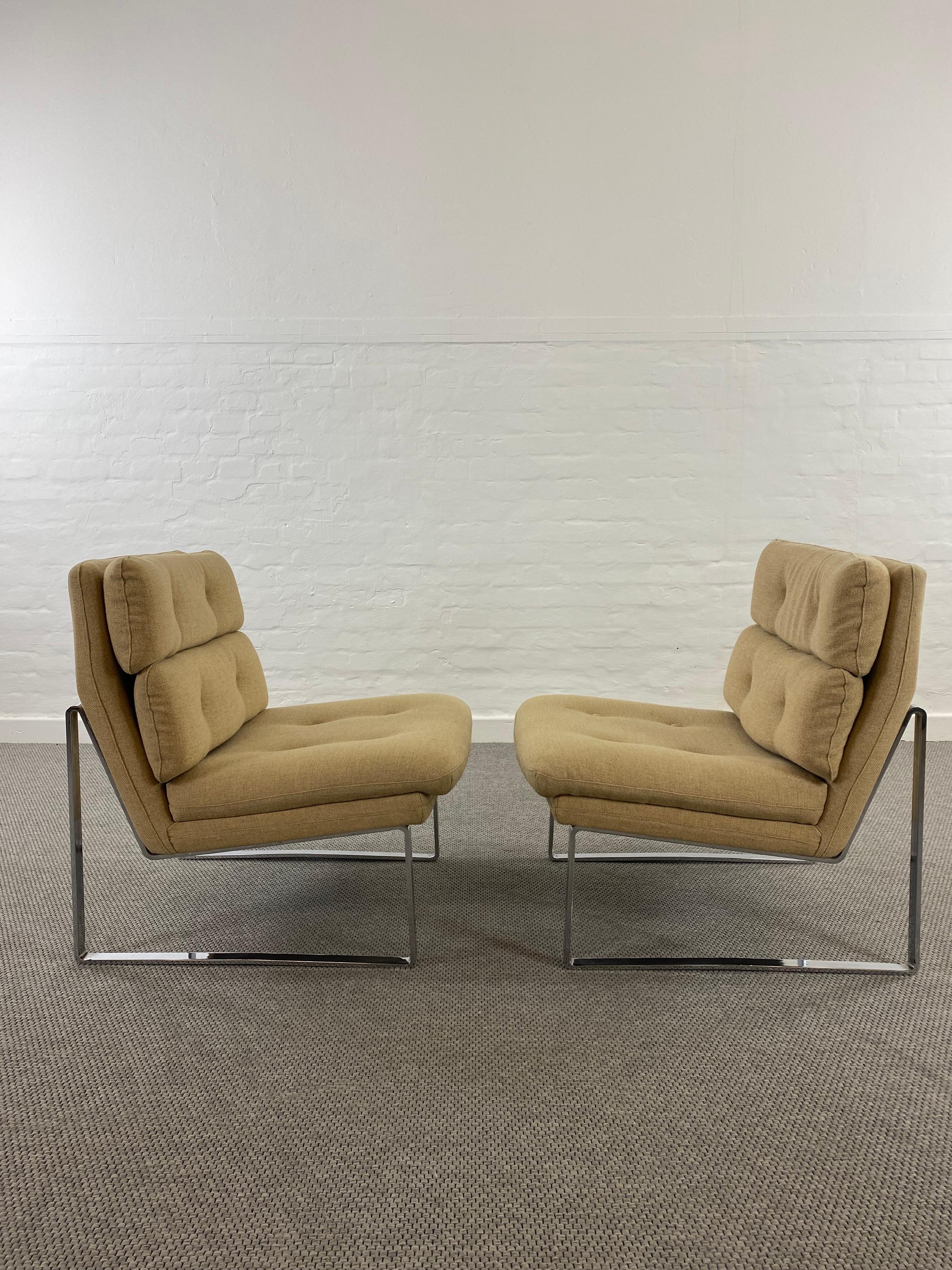 A Pair of midcentury minimalist and comfortable Cocktail chairs in chromed steel from Miller Borgsen by German traditional furniture maker : Röder & Söhne.
Made in the early 70s in reminescence of bauhaus tradition.