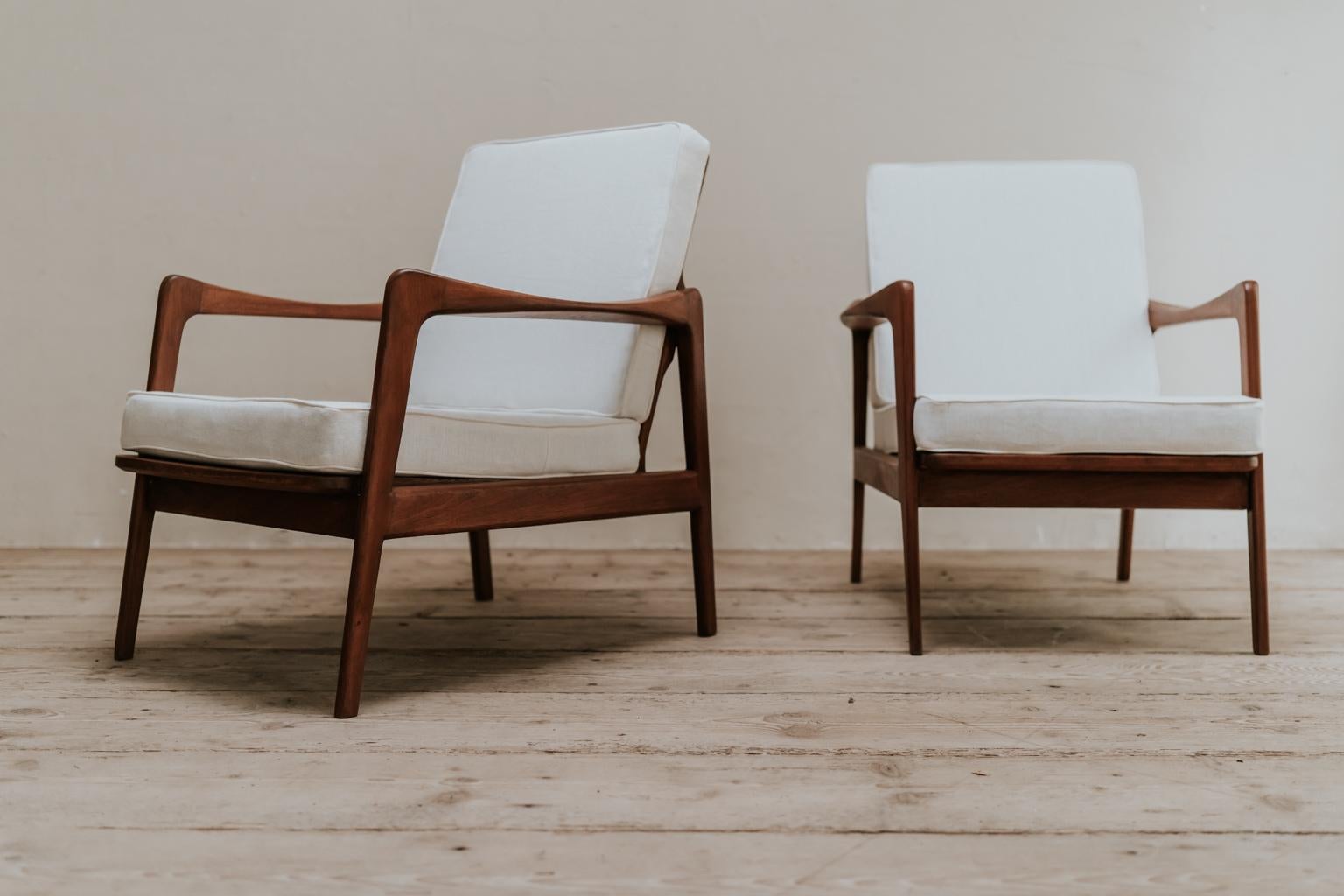 Great lines on this pair of midcentury armchairs, in great condition.