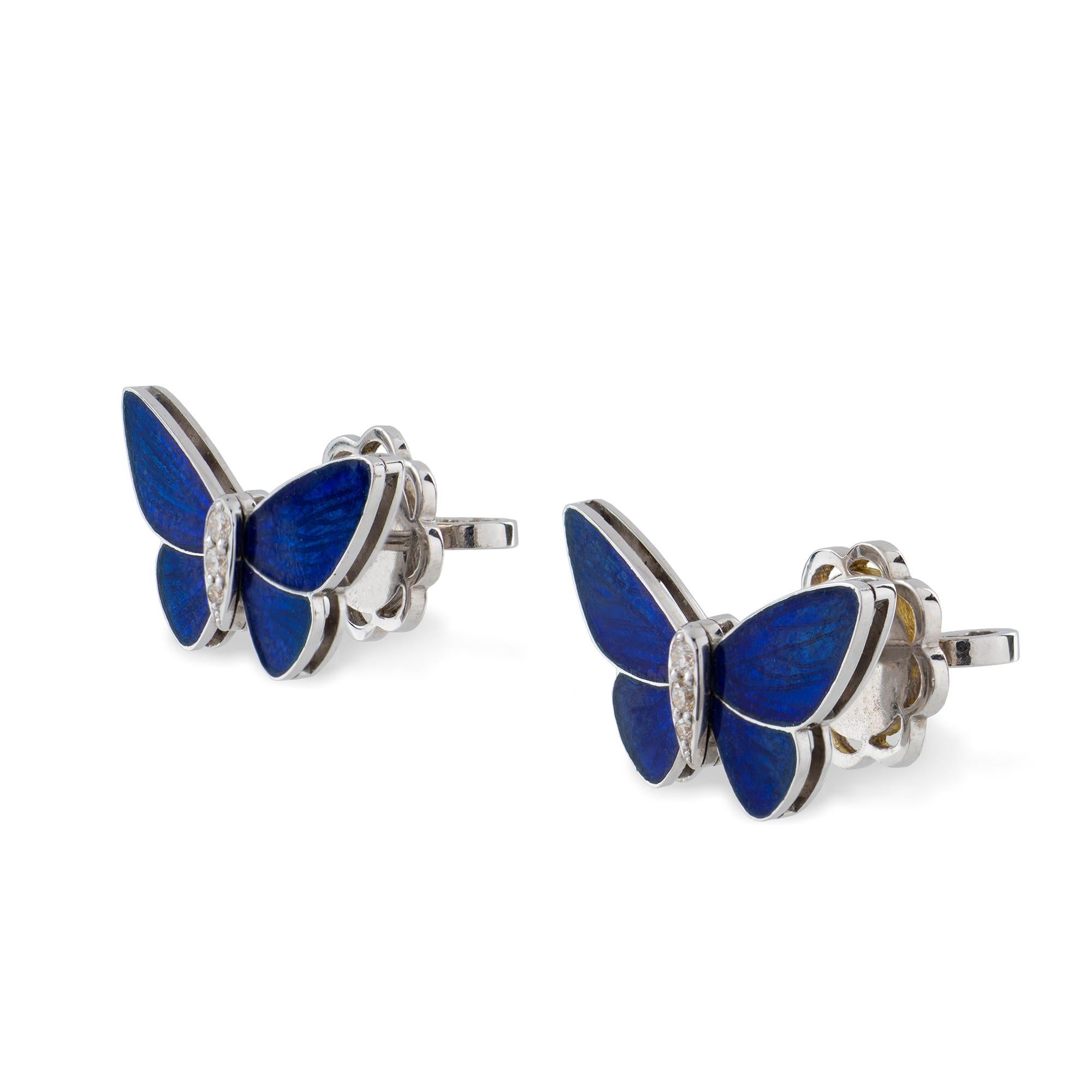 Ein Paar nachtblaue Schmetterlingsohrstecker von Ilgiz F., jeder Schmetterling mit champlevé-blau emaillierten Flügeln und diamantbesetzten Körpern, montiert in Weißgold mit Stift- und Schneckenbeschlägen, von Ilgiz Fazulzyanov, gestempelt auf 18