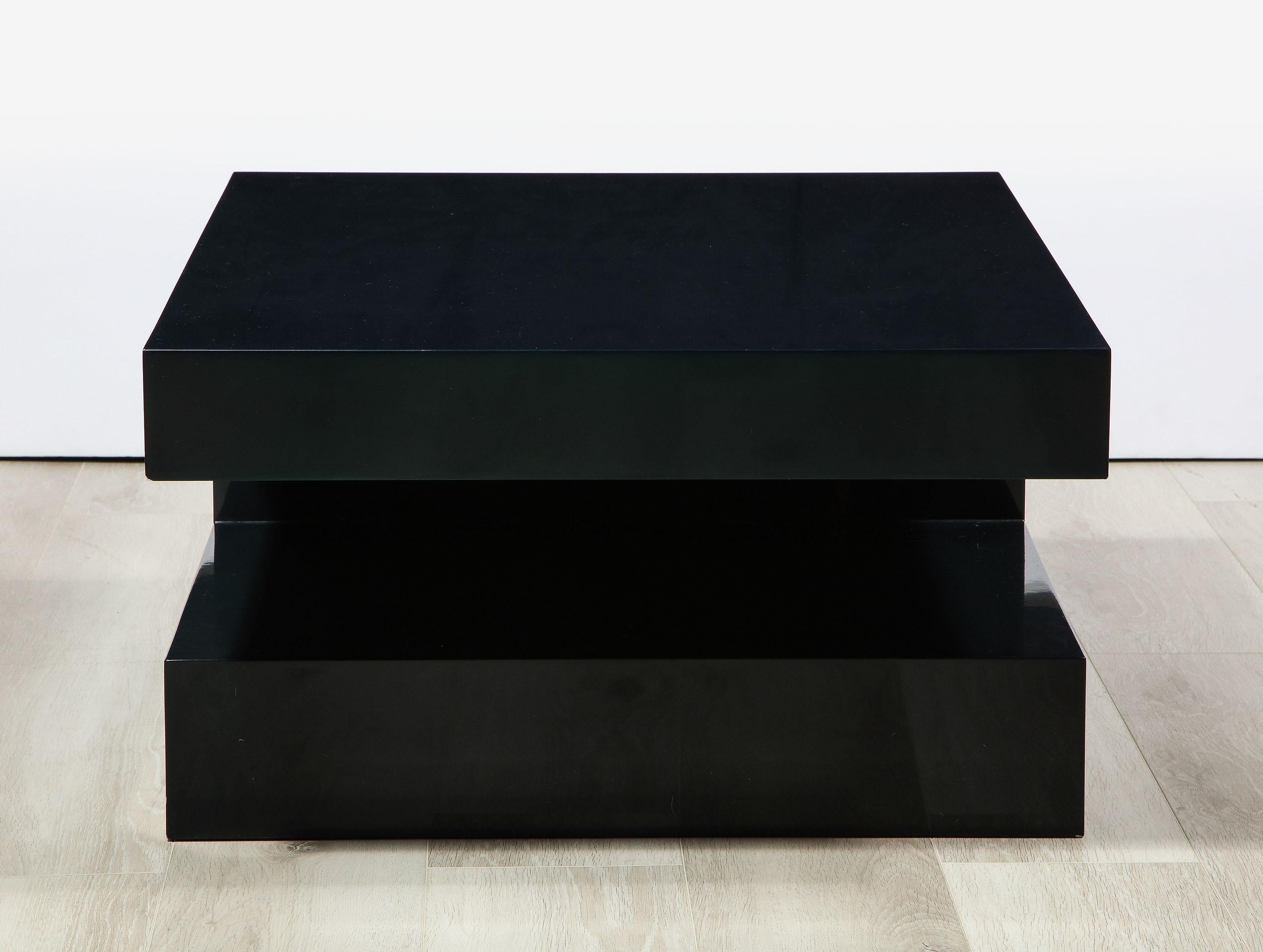 Paire de tables basses laquées bleu nuit, par Studio H Collection Bon état - En vente à Lyndhurst, NJ