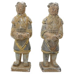 Paire de figurines miniatures de soldats funéraires chinois en terre cuite