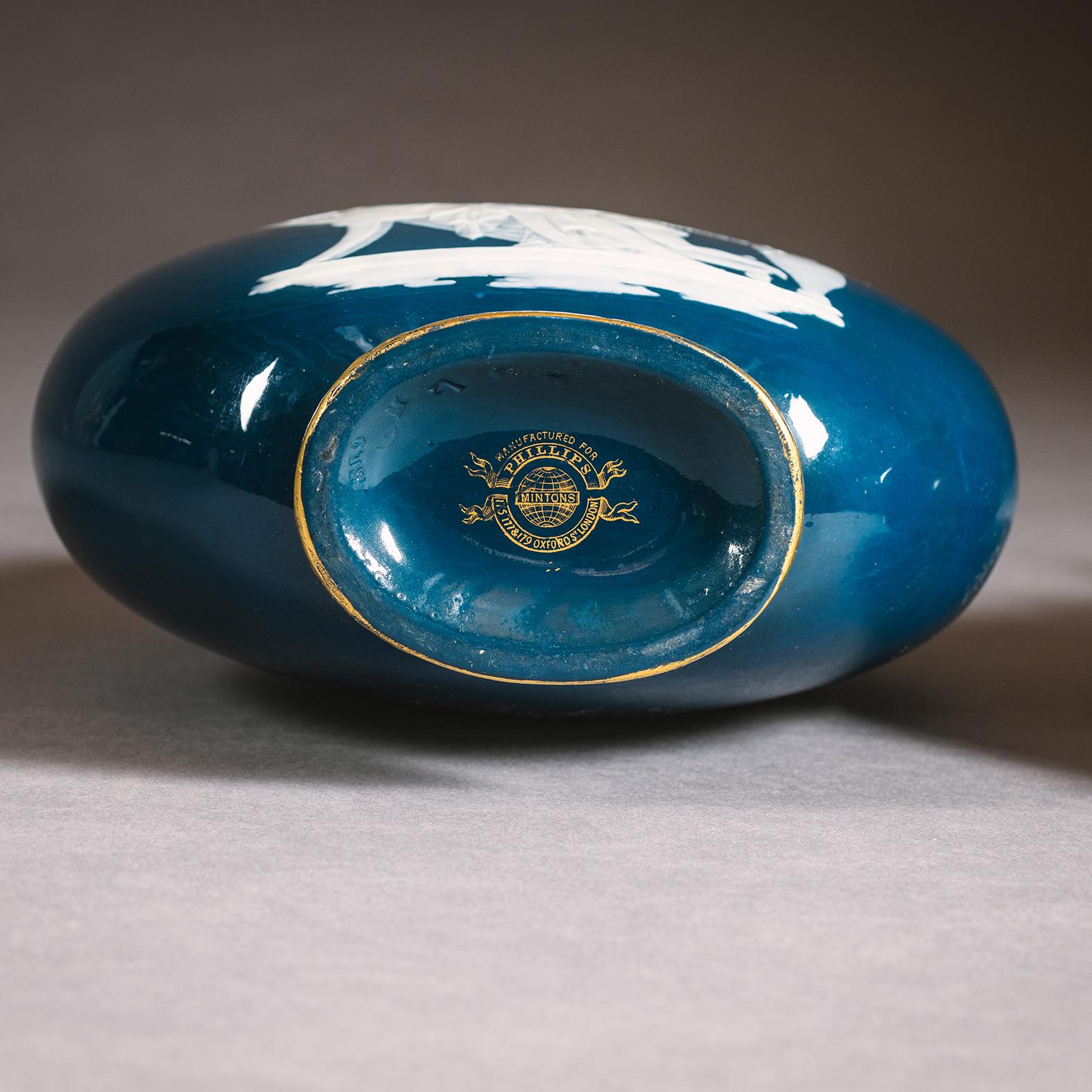 Pareja de petacas Mintons Pâte-sur-pâte Peacock Blue Moon en venta 4