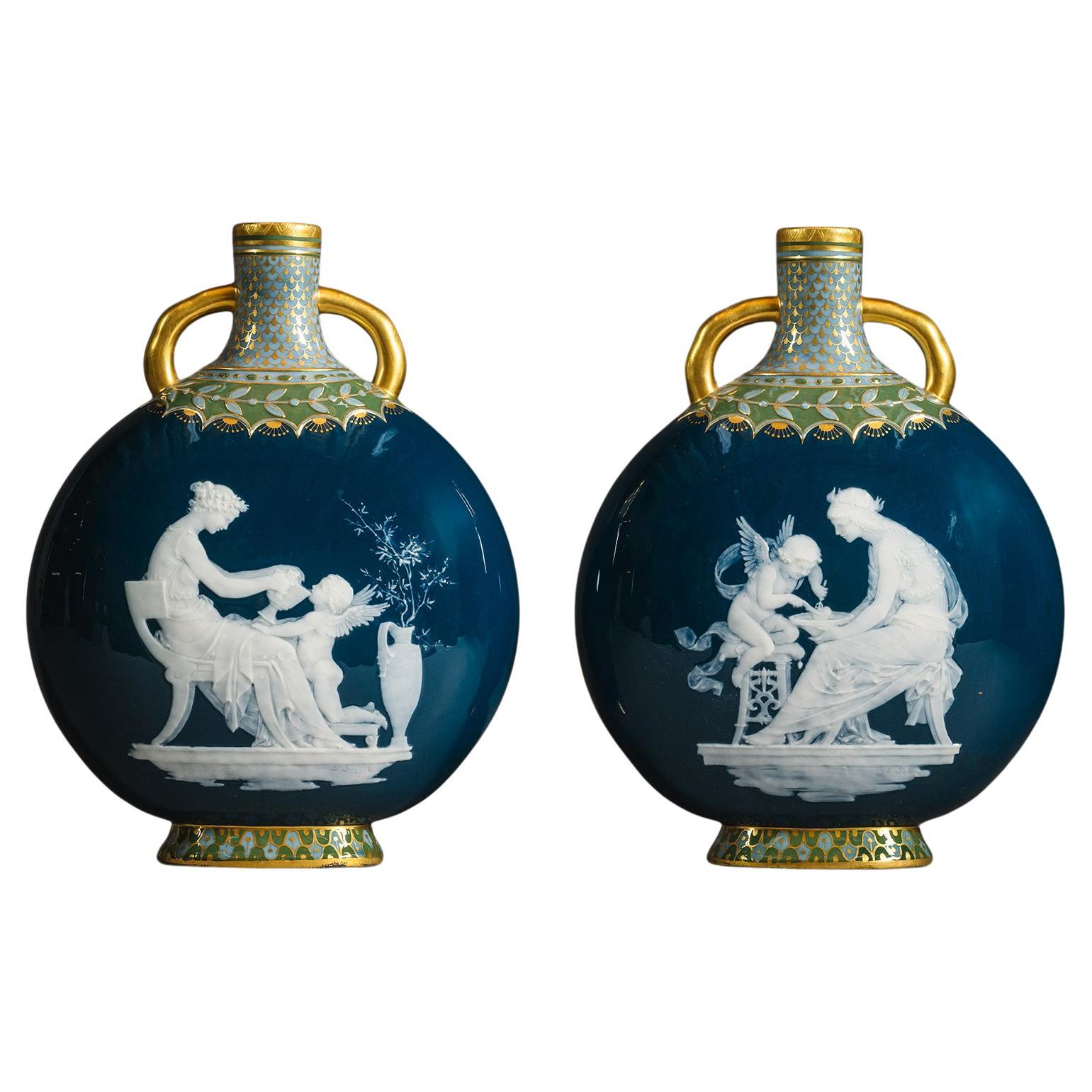 Ein Paar Mintons Pâte-sur-pâte Peacock Blue Moon Fläschchen