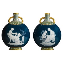 Ein Paar Mintons Pâte-sur-pâte Peacock Blue Moon Fläschchen
