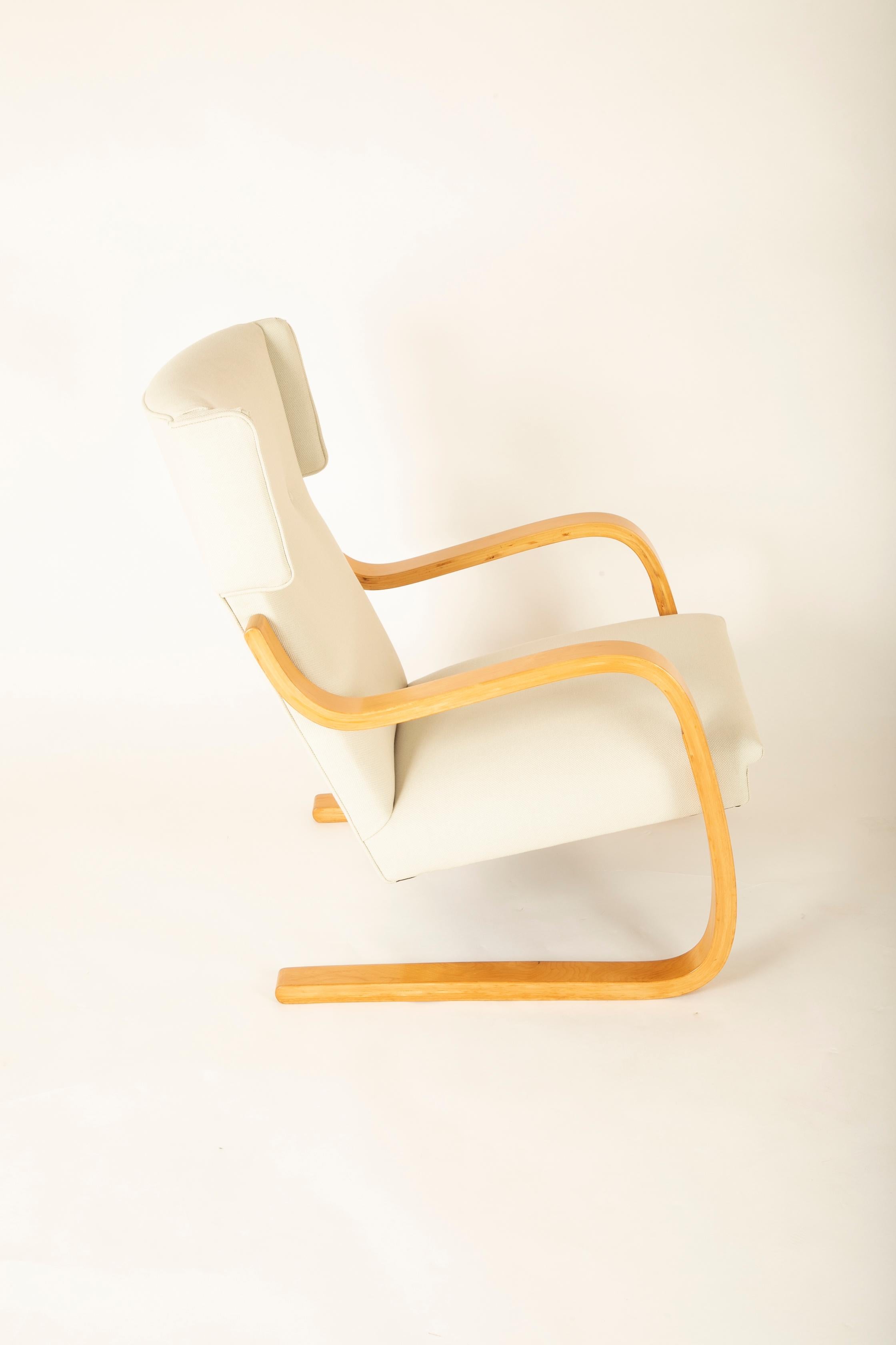 Paire de chaises à oreilles Alvar Aalto modèle 401 en vente 3