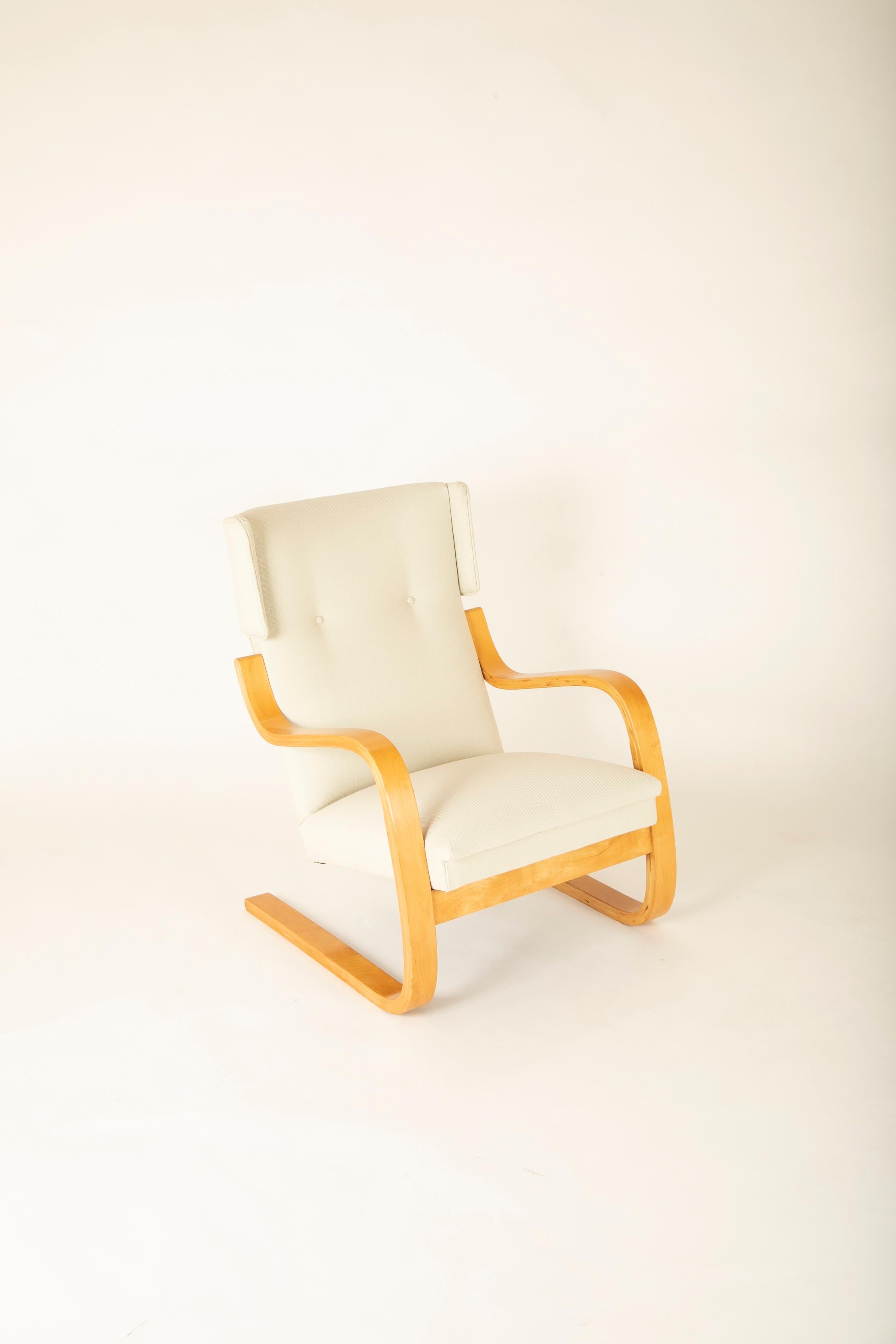 Paire de fauteuils à oreilles en bouleau laminé, conçus par Alvar Aalto. Non marqué mais présumé avoir été produit par Arte dans les années 1970. Nouvellement tapissé en tissu Delany et Long.