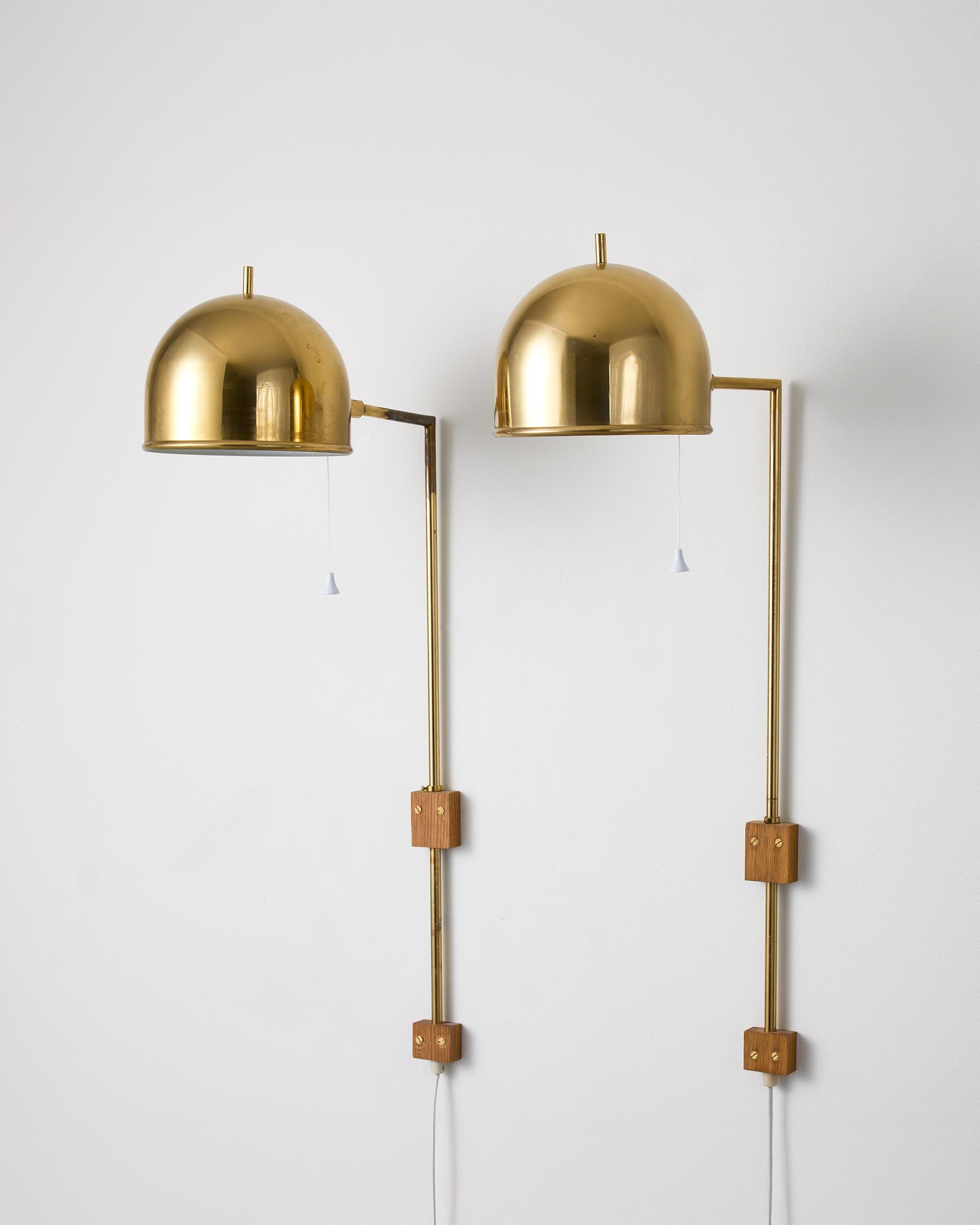 A pair of model V-75 wall lamps by Eje Ahlgren with Polished Brass Domes In Good Condition For Sale In Stockholm, SE