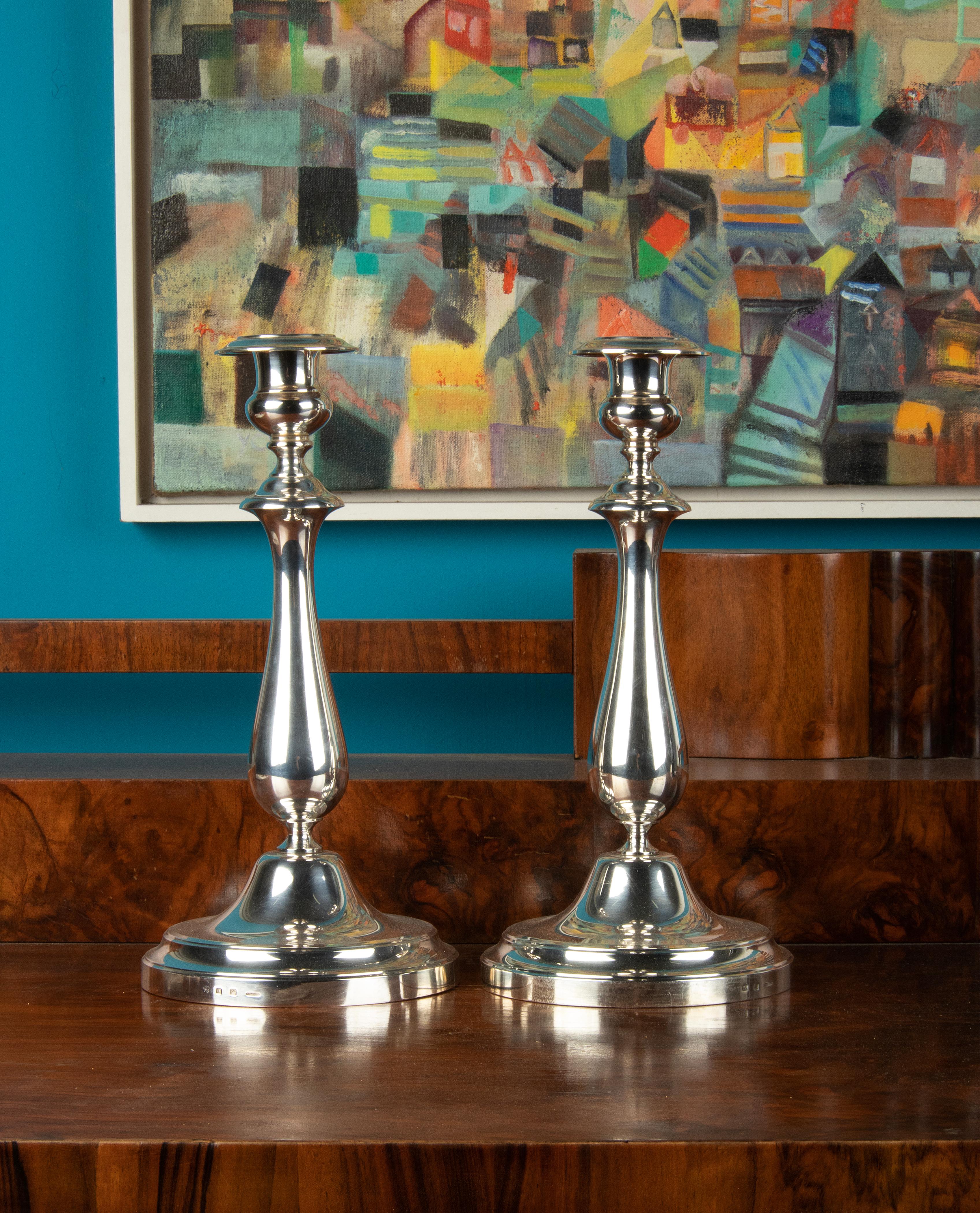 A beautiful pair of silver-plated candlesticks by the French brand Christofle. Marked on the side of the foot. The candlesticks are in very good condition. Good color and brilliance.