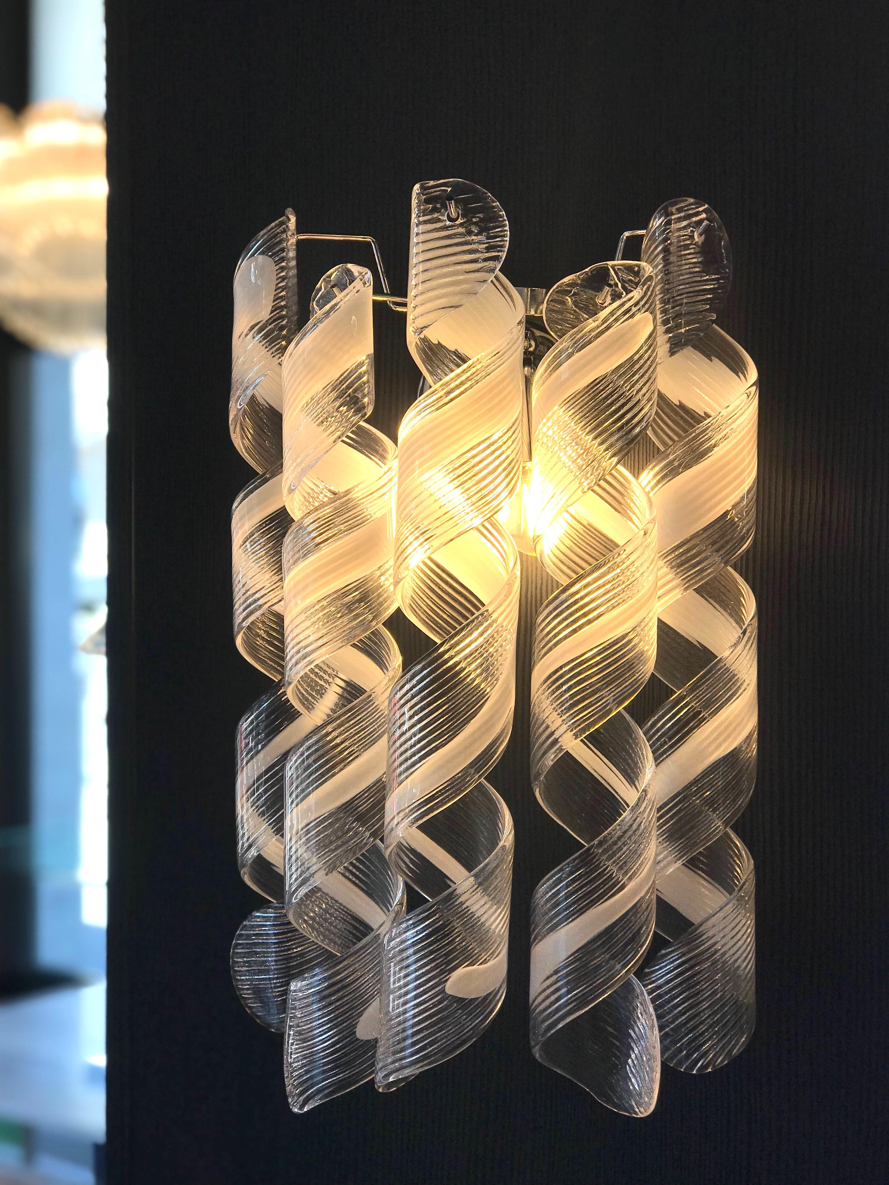 Par de  Lámparas o apliques modernos italianos de cristal de Murano rizado en venta 3