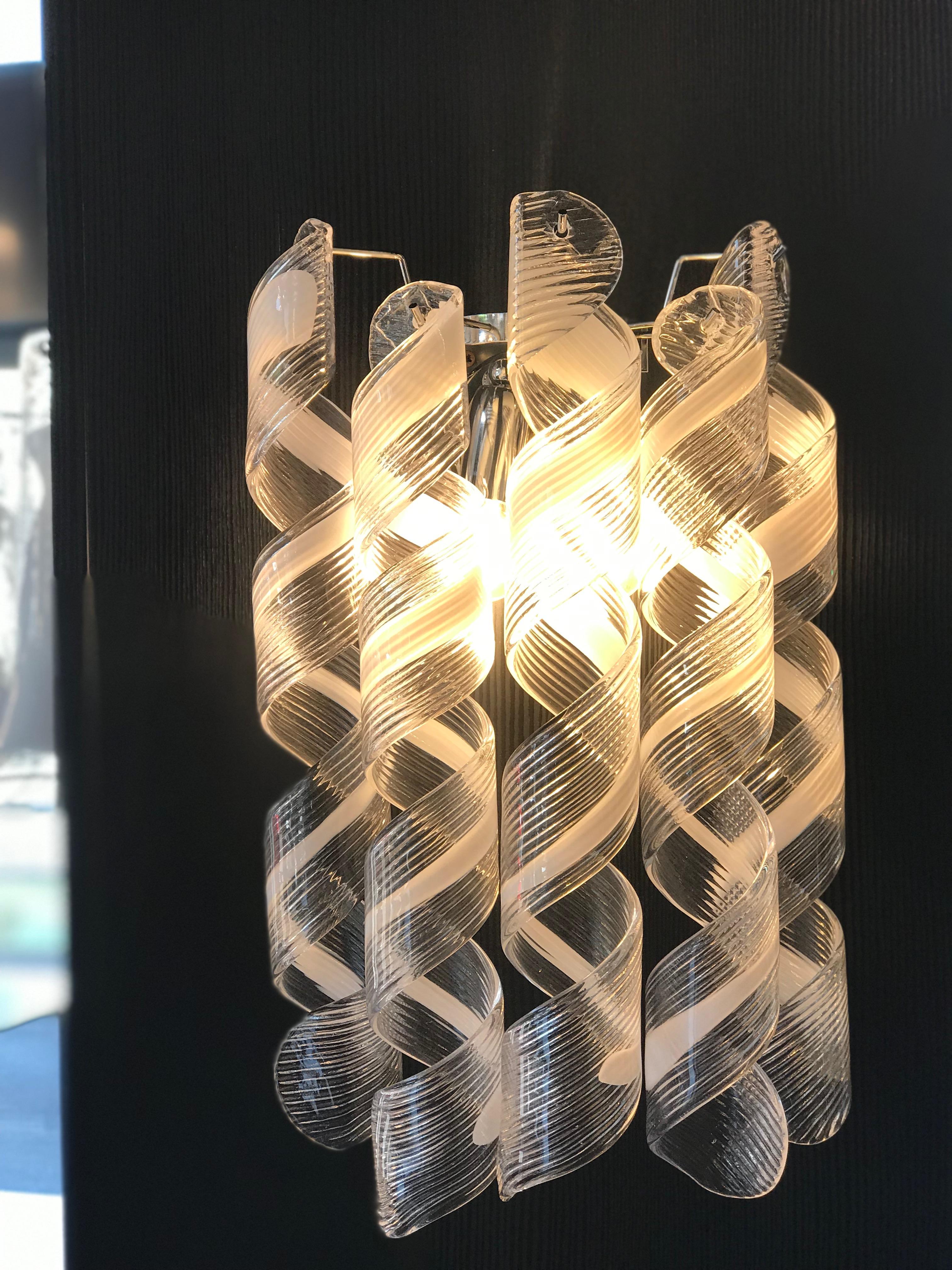Par de  Lámparas o apliques modernos italianos de cristal de Murano rizado en venta 4