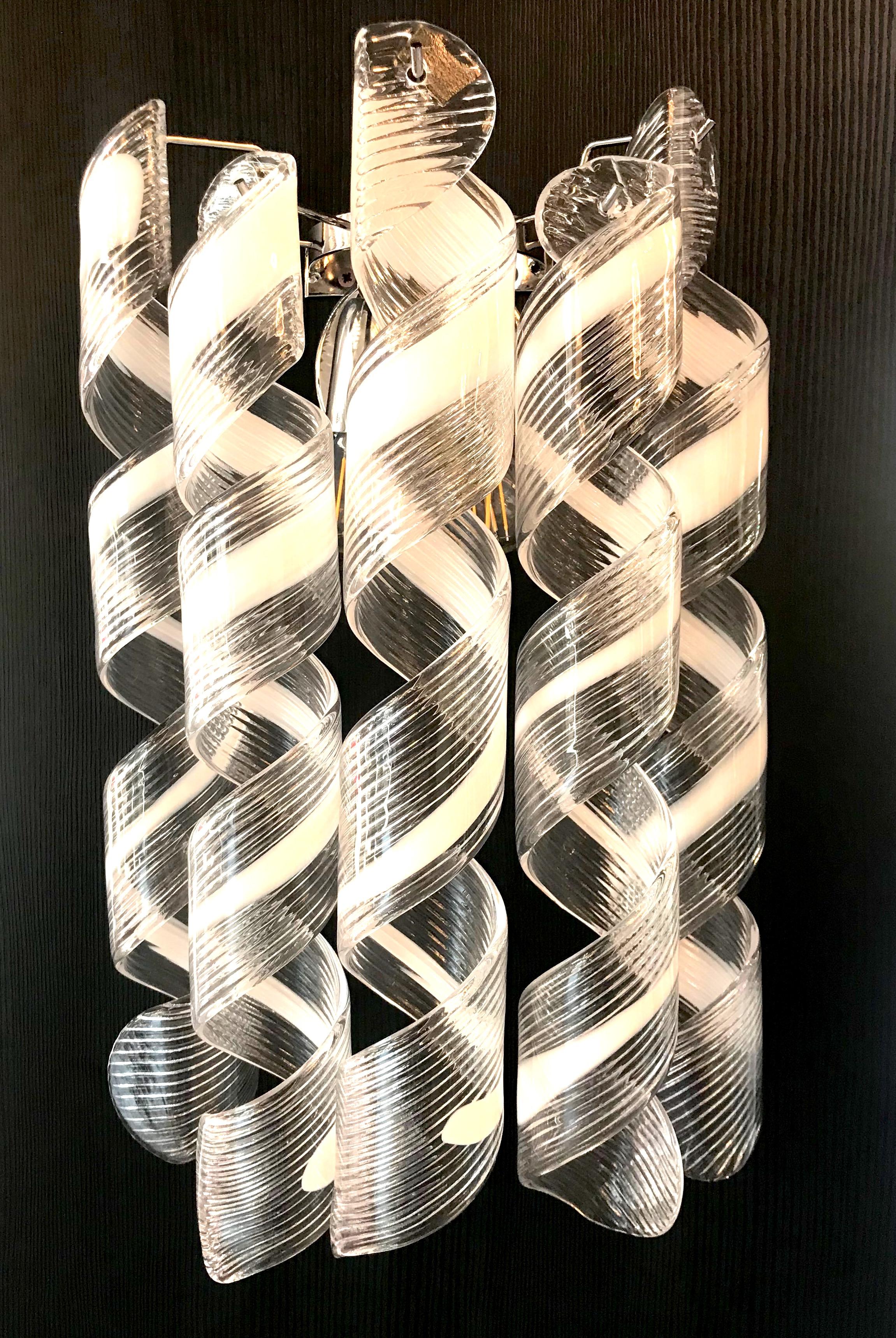 Par de  Lámparas o apliques modernos italianos de cristal de Murano rizado en venta 5