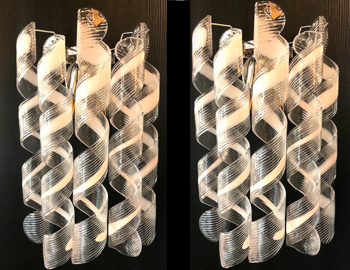 Par de  Lámparas o apliques modernos italianos de cristal de Murano rizado en venta 7