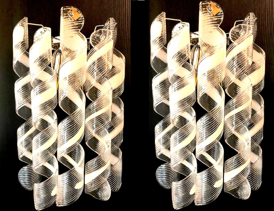 Un par de deliciosos apliques de cristal de Murano rizado colgados de un marco cromado, de Galleria Veneziani.
 