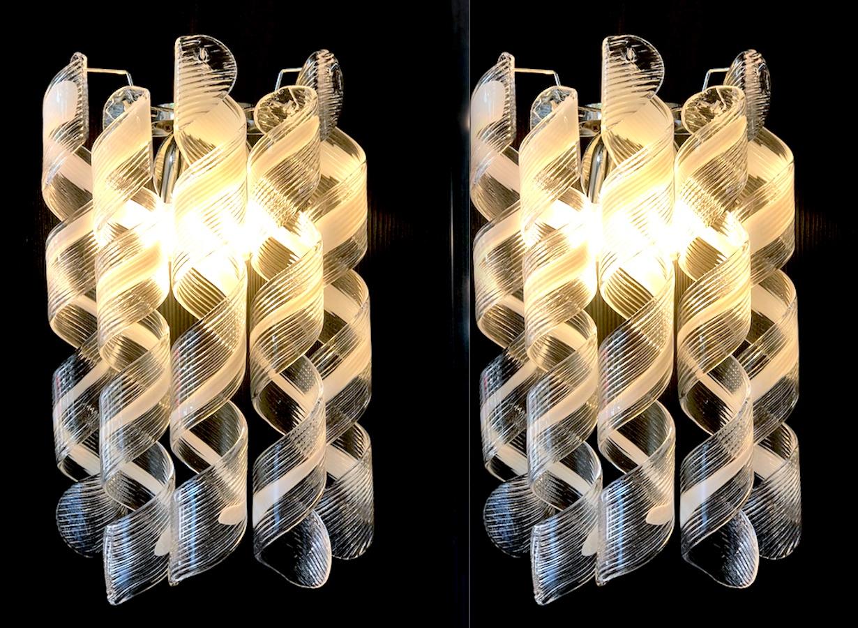 Par de  Lámparas o apliques modernos italianos de cristal de Murano rizado Moderno en venta